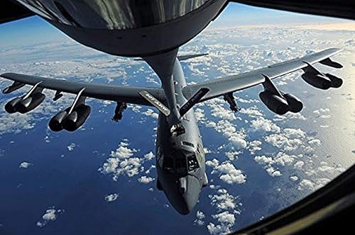 Un avión KC-135 Stratotanker reposta un avión B-52 Stratofortress sobre el Océano Pacífico Poster Print por Stocktrek Images (17 x 11)