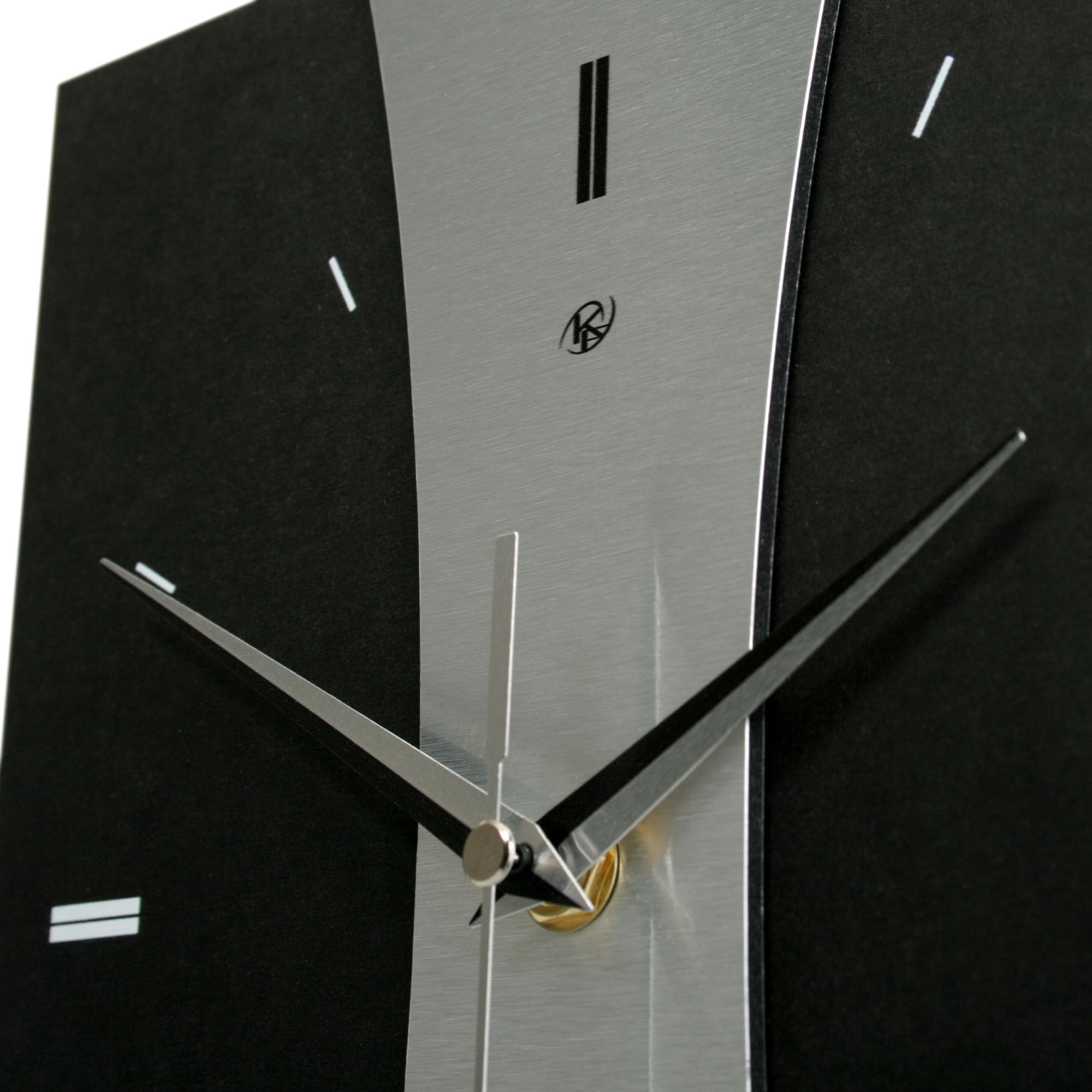 Kreative Feder Designer-Standuhr „Stripe“ aus Holz – Schwarze Tischuhr in modernem Metallic-Look ohne Ticken (Silver Stripe, leises Funkuhrwerk)