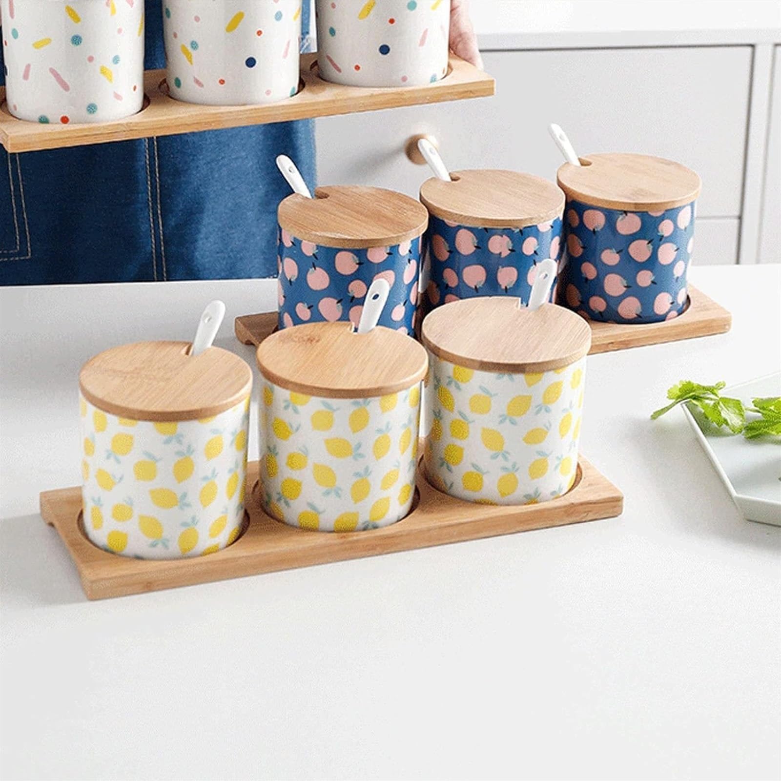 Barattolo for Zucchero in Ceramica, zuccheriera con Simpatico Cartone Animato con Cucchiaio, Contenitore for Zucchero con Motivo a Frutta, zuccheriera con Coperchio in legno-mela-200ML(Lemon)