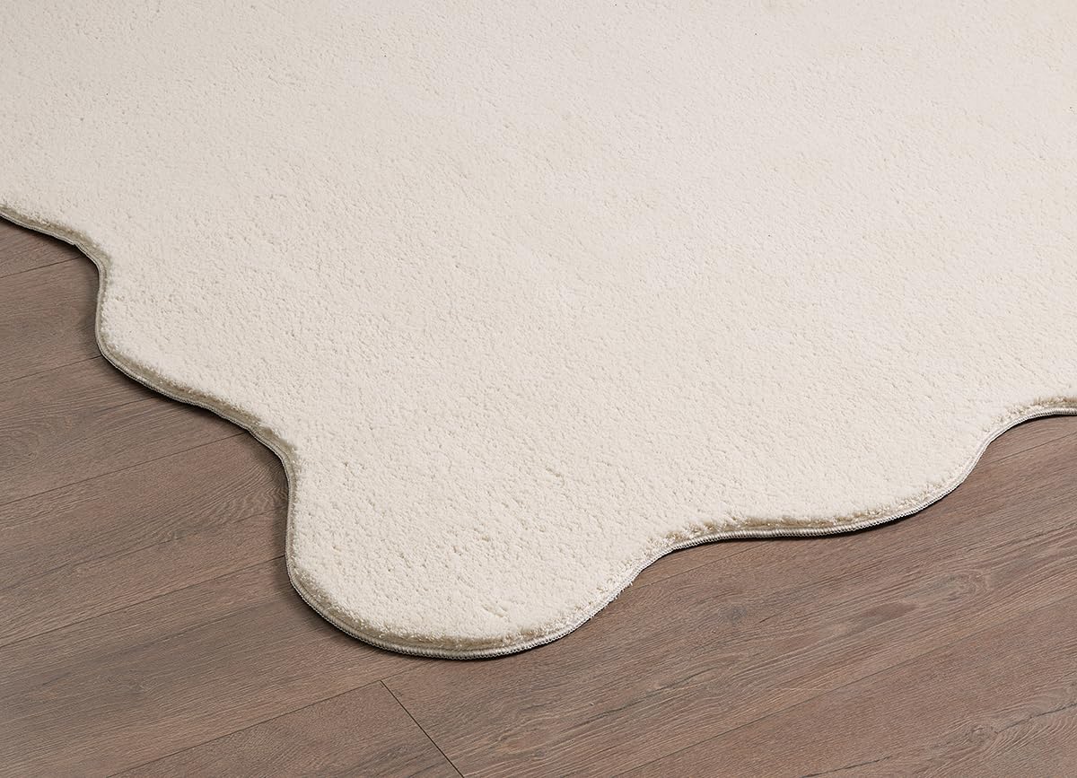 the carpet Lina Shape Scallop Teppich, Kunstfell, Flauschiger Teppich, Anti-Rutsch Unterseite, Waschbar, Super Soft, Beige, 140 x 200 cm