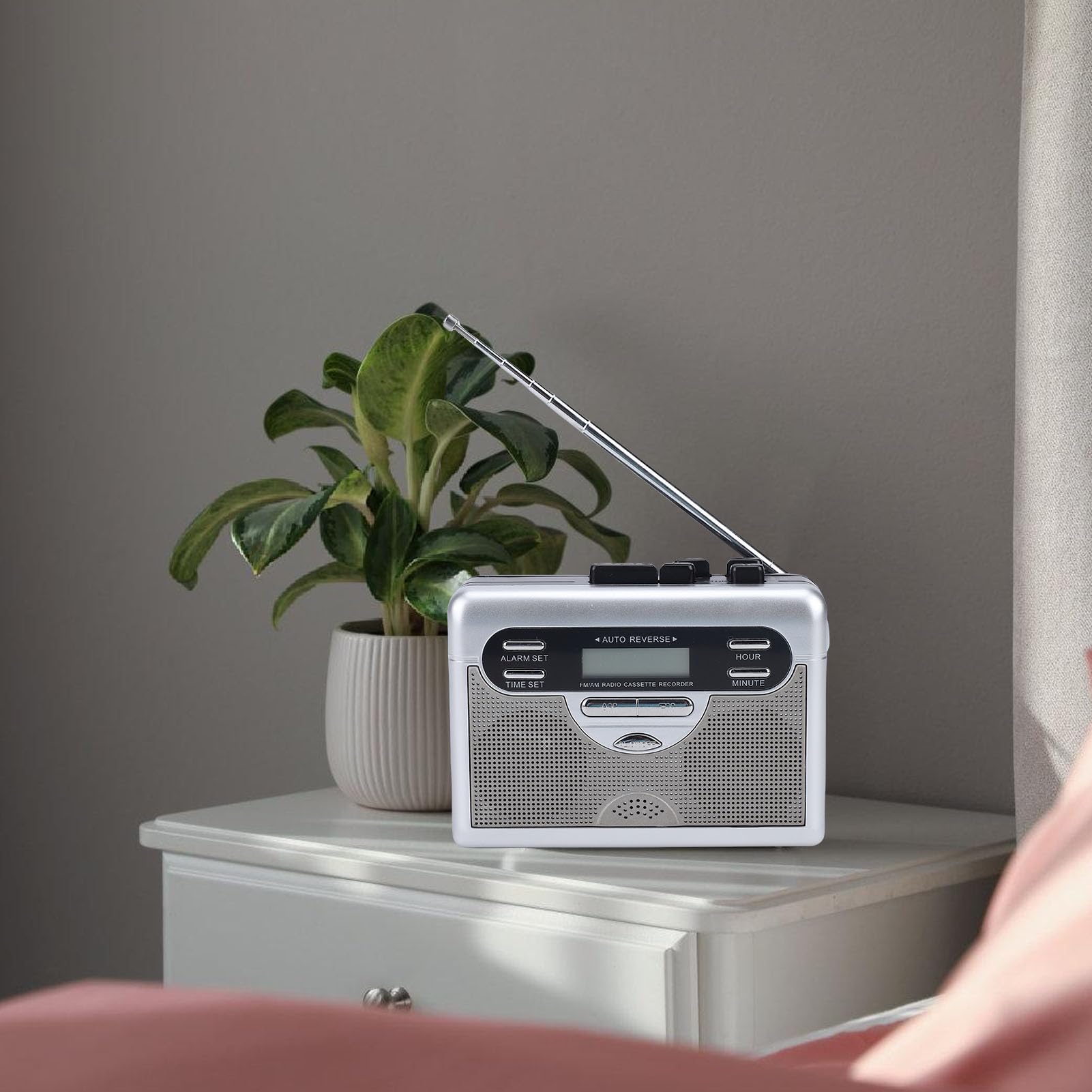 Odtwarzacz Kasetowy w Stylu Retro z funkcją Automatycznego Cofania, Przenośny Radioodtwarzacz AM/FM, Zegar Cyfrowy, Wbudowany Głośnik Stereo, Wyświetlacz LED, Gniazdo