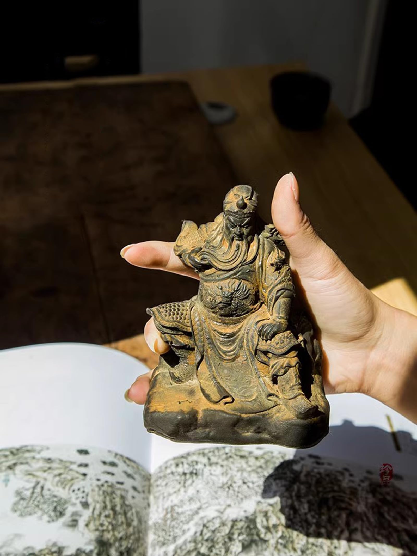 Amazon.co.jp: 関羽像、古代中国の侍の彫刻模造鋳鉄手作りの天然錆手