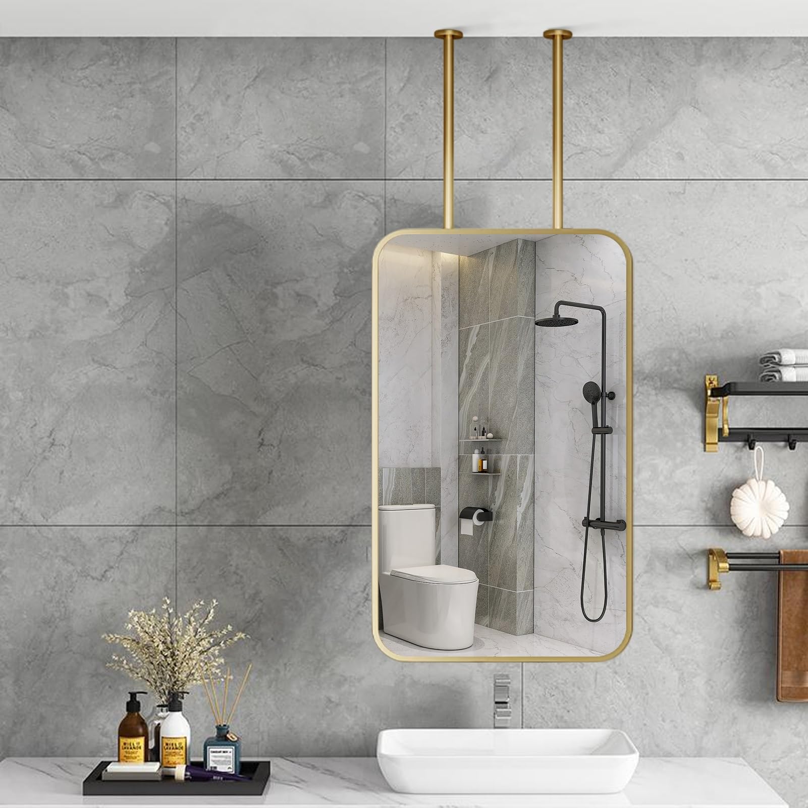 Miroir suspendu de plafond doré pour maquillage et rituel beauté en salle de bain