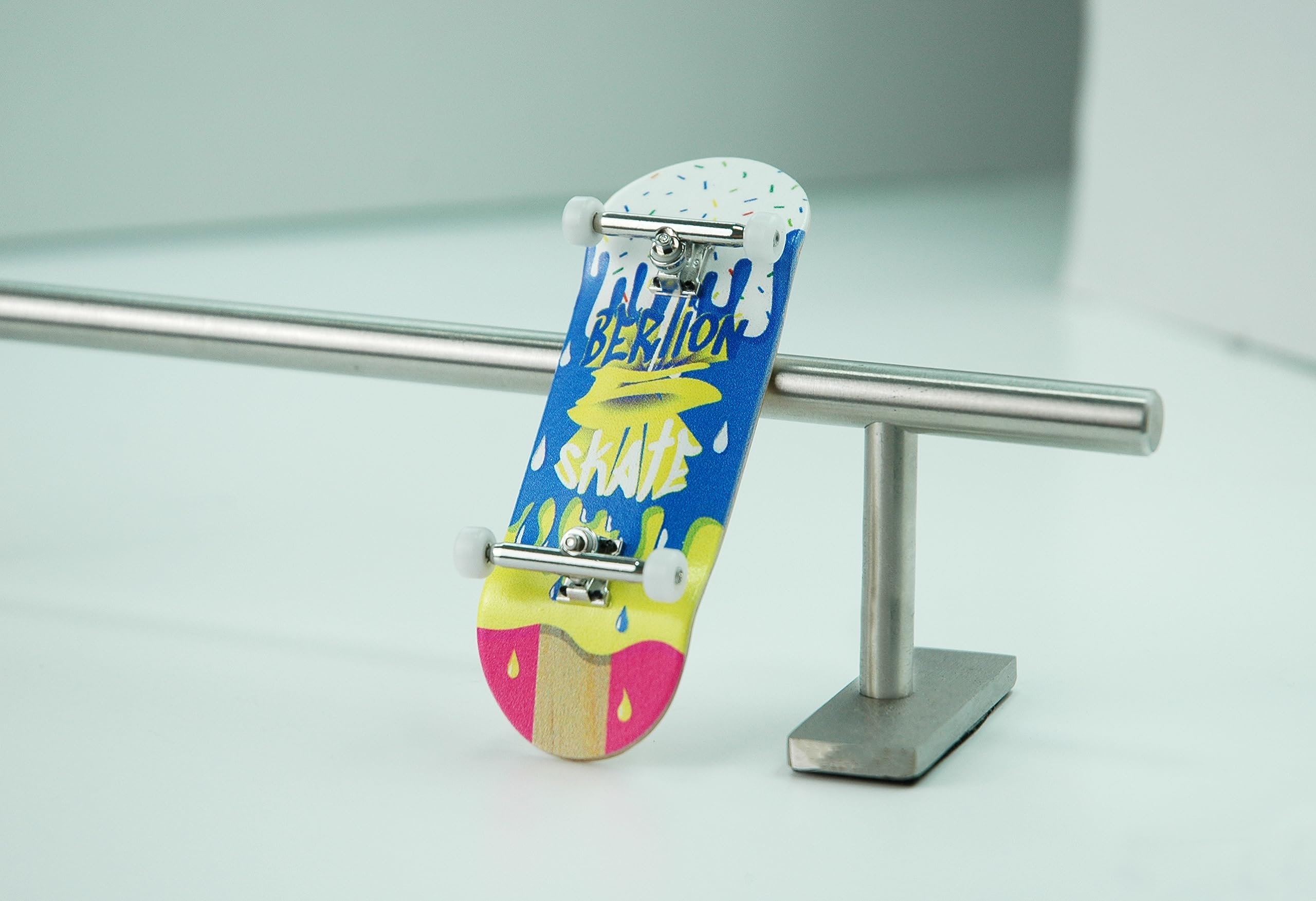 BERLION - Finger Skate Pro Ultrasconcavo in Legno, Mini Skateboard Piccolo, Ruote, Strumento Anti Stress (Multicolore)