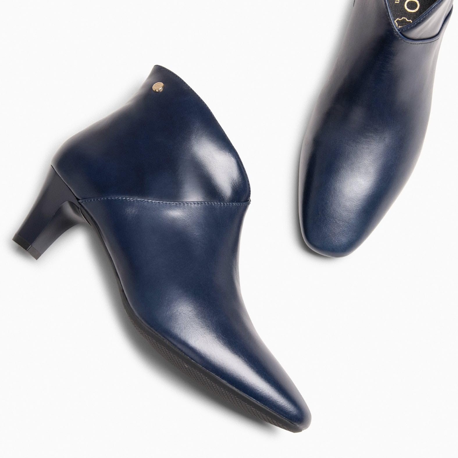miMaO. Botines elegantes de tacón bajo con escote en V en piel. Hecho en España