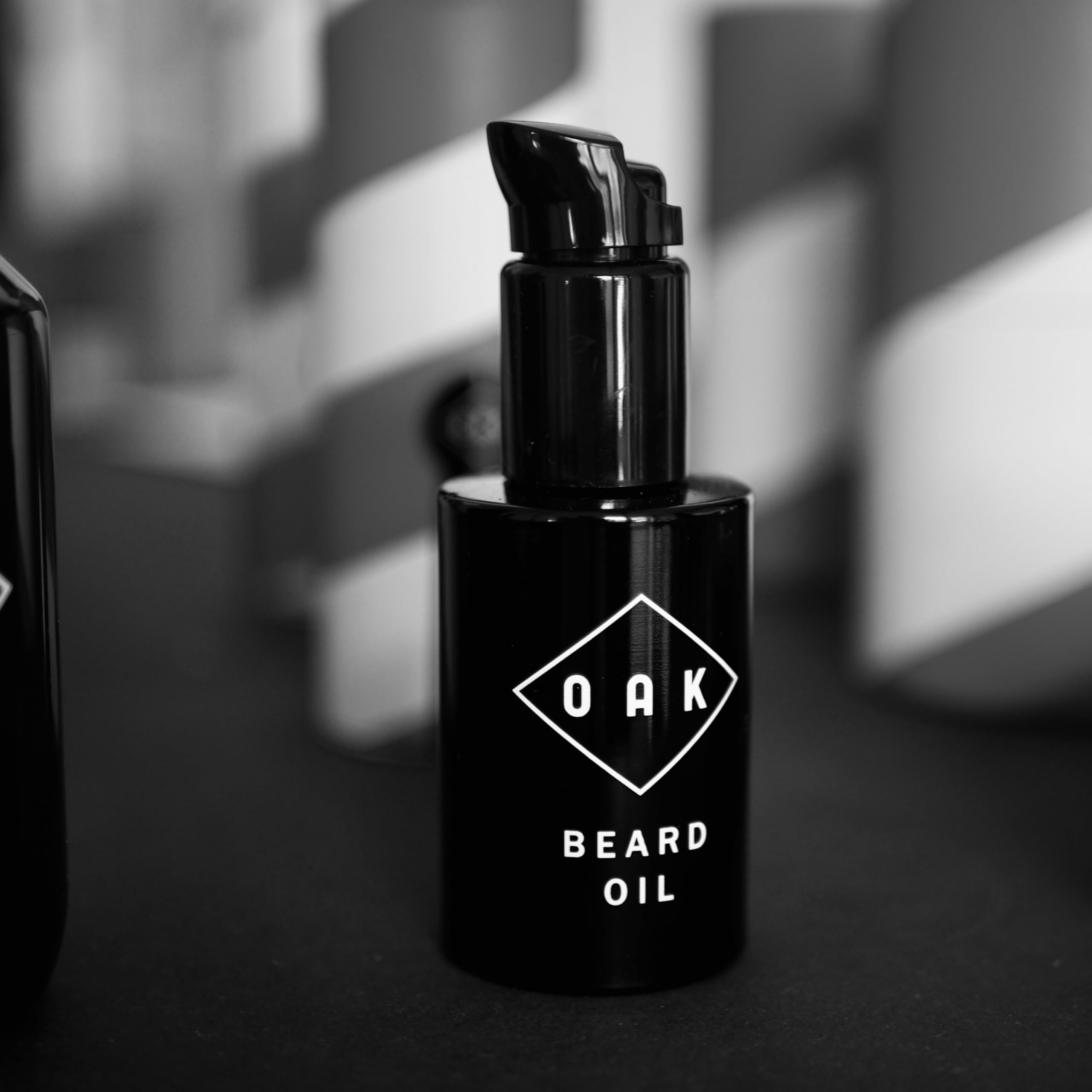 OAK BEARD OIL I Huile à barbe, conditionneur de barbe (30 ml): assouplit la barbe grâce à des huiles biologiques. Soin naturel de la barbe pour les hommes portant une barbe de trois jours jusqu’à une barbe pleine. Cosmétiques certifiés naturels et végétal
