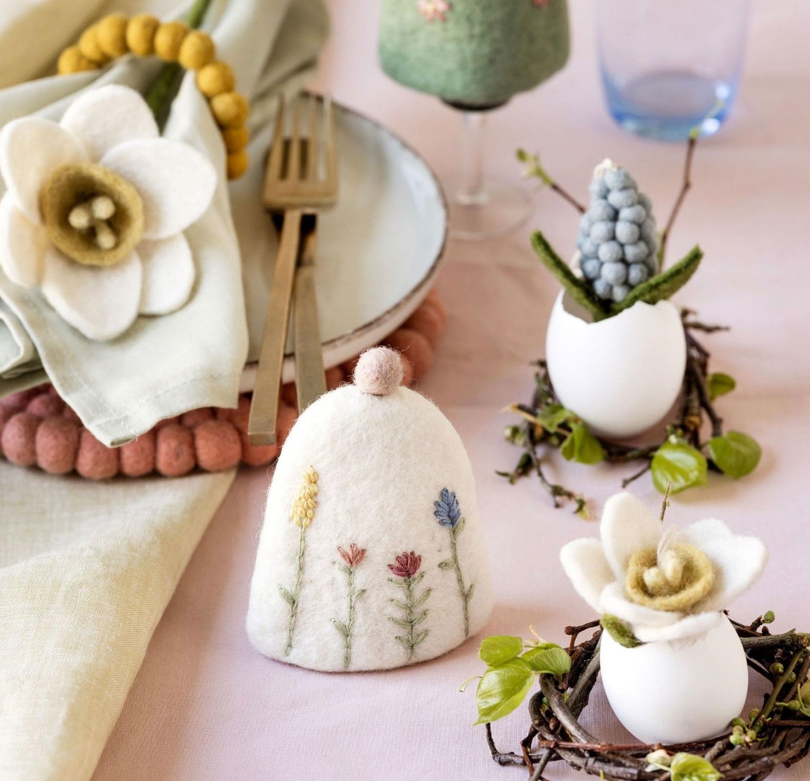 Fatto a mano e certificato equo e solidale | Gry & Sif | Elegante design danese x artigiani nepalesi | ornamento giacinto di perle – bianco, lavanda e azzurro – Set da 3 pezzi | decorazione pasquale