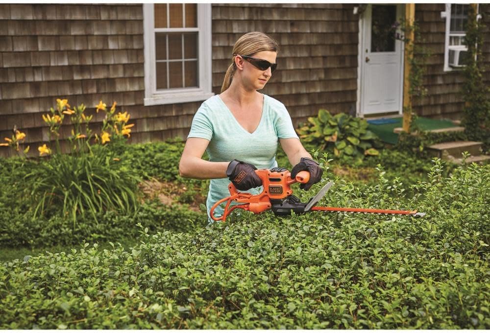 BLACK+DECKER Hedge Trimmer, Dual-Action Blade, 16-Inch (BEHTS125)