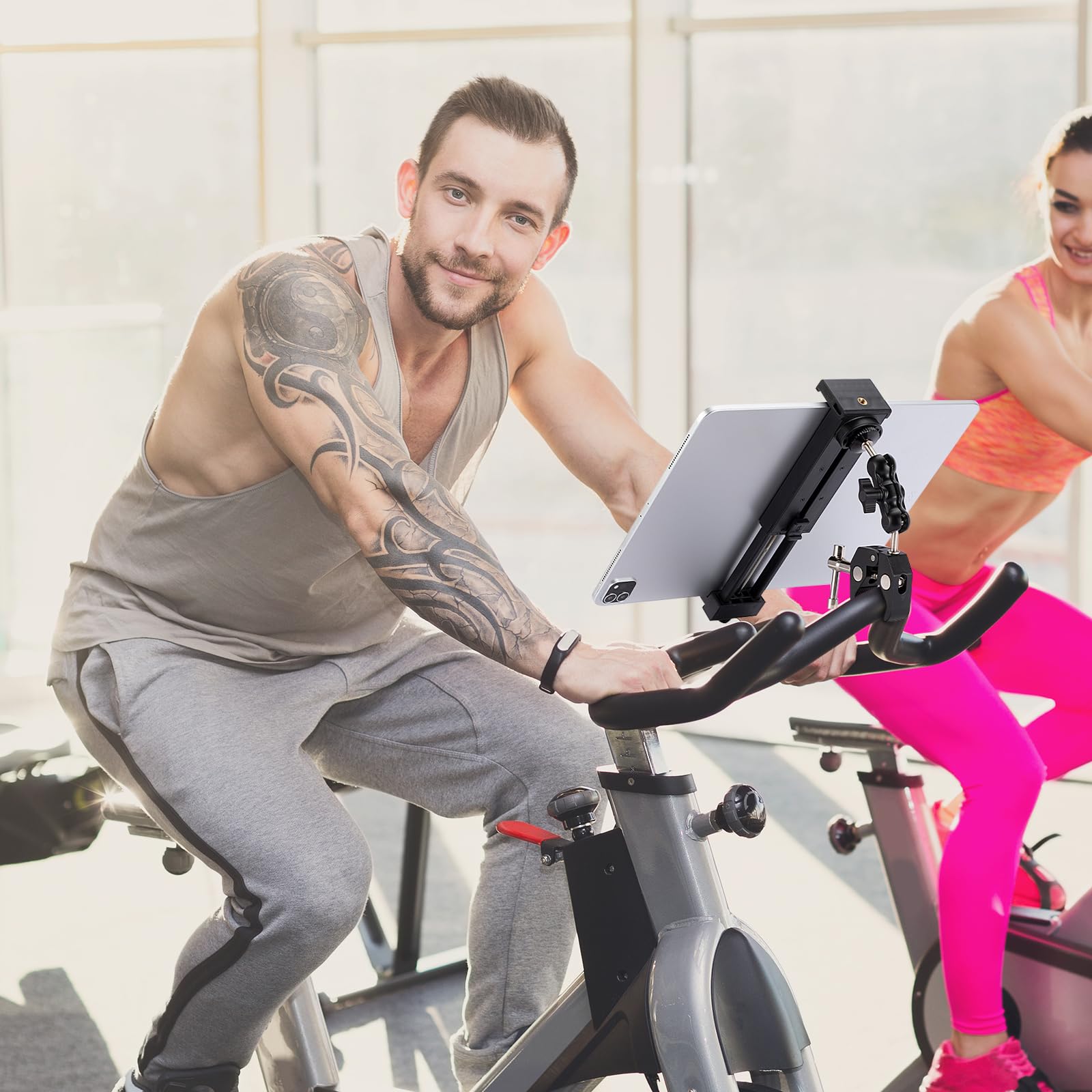 NUOMIC Supporto Tablet Cyclette, Supporto Tablet per Spin Bike e Bici Rullo, Universale Porta Tablet Tapis Roulant per iPad Mini, iPad Air, iPad Pro e iPhone 4.7-12.9 Pollici