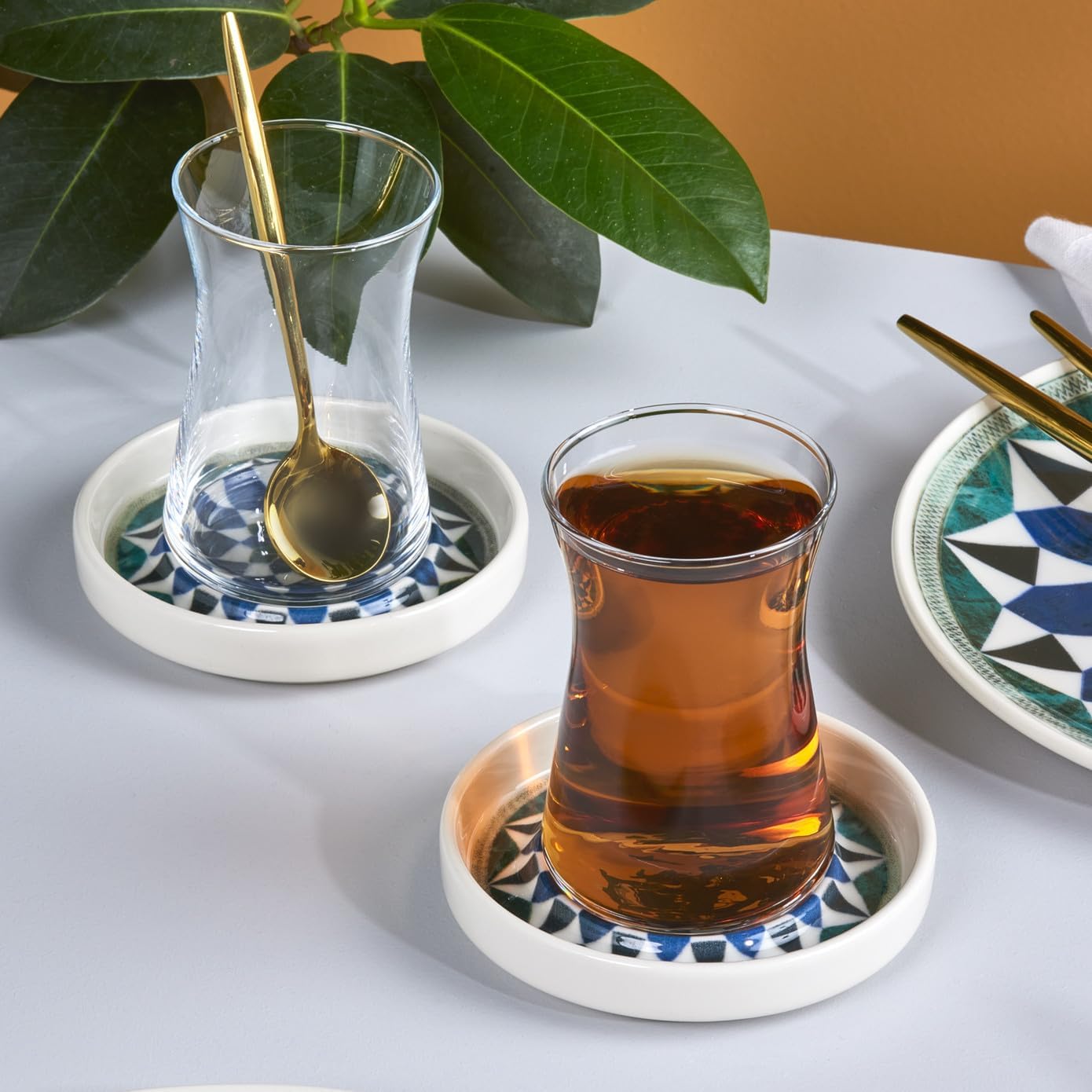 KARACA Roman 12 tlg. Keramik Teeset 10 cm - Elegantes Tee Service-Set mit 6 Teegläsern und 6 Teetellern für stilvolles Teetrinken und Genießen - Zeitloses Design und hochwertige Qualität