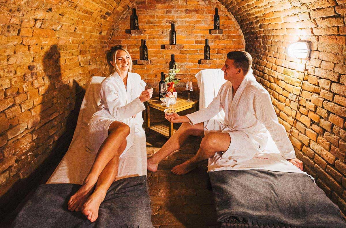 JOCHEN SCHWEIZER Geschenkgutschein: Übernachtung im Weinfass Deluxe mit Wellness Grub an der March