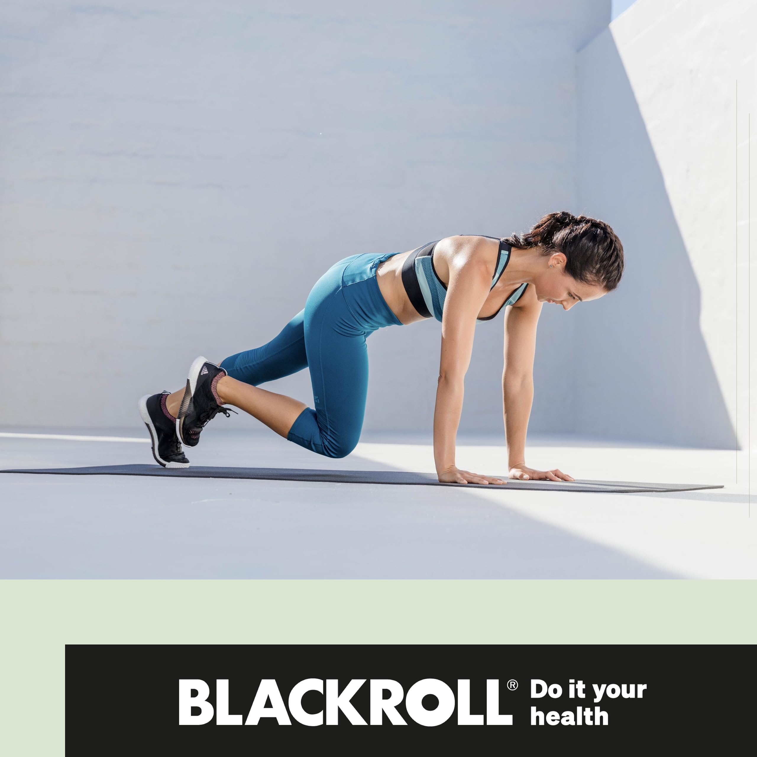 BLACKROLL® MAT (65 x 185 cm), rutschfeste Fitnessmatte für gelenkschonendes Training, Sportmatte mit strukturierter Oberfläche, gedämpfte Gymnastikmatte für Yoga & Pilates, Made in Germany, Schwarz