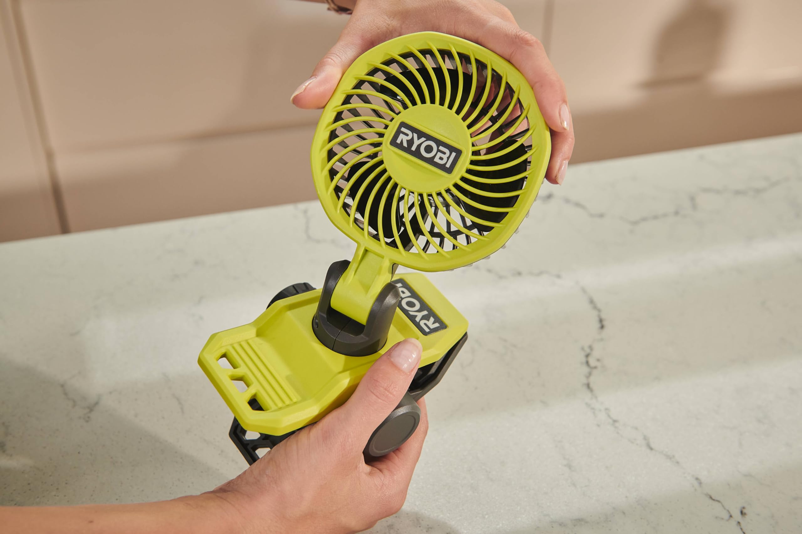 RYOBI 4 V USB-LITHIUM Akku-Clip-Ventilator RCF4-0, 325° drehbarer und 180° schwenkbarer Kopf, ohne Akku und Ladegerät