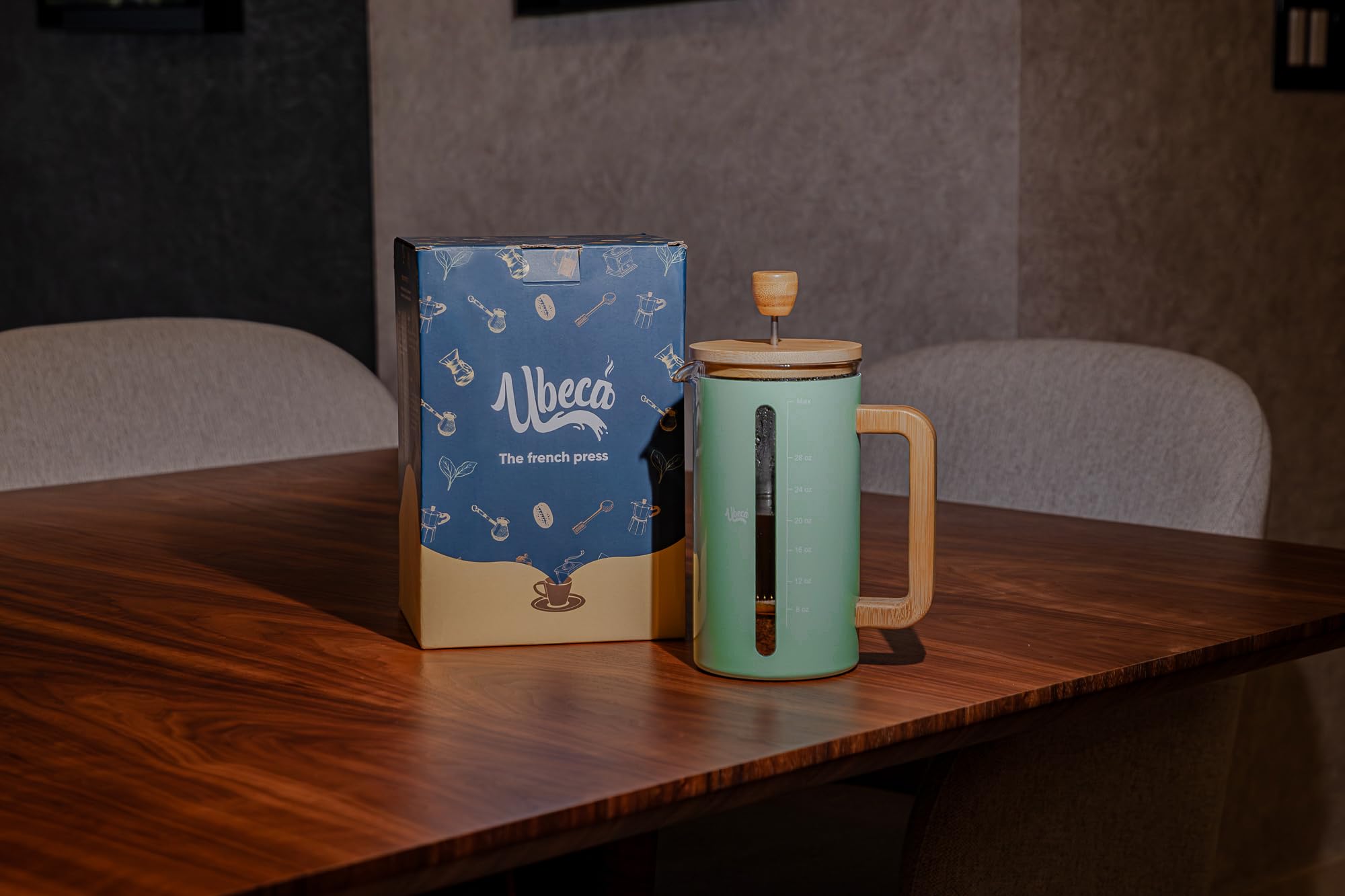 Cafetera de prensa francesa con detalles de bambú, hasta 34 onzas con medidas, color verde menta.