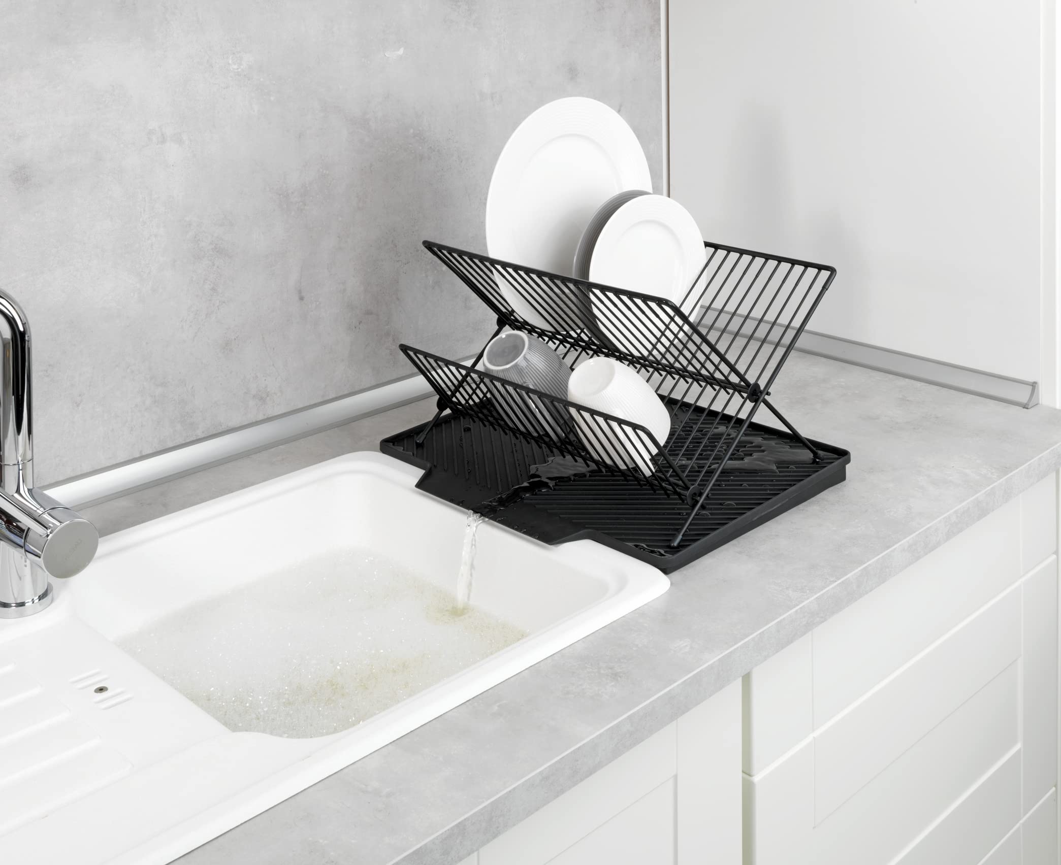 WENKO Tappetino Scolapiatti Nelia Con Griglia, Superficie Inclinata per Deflusso Ottimale Dell'acqua, in Plastica e Metallo, (L x A x P): 34 x 24 x 40 cm, Nero