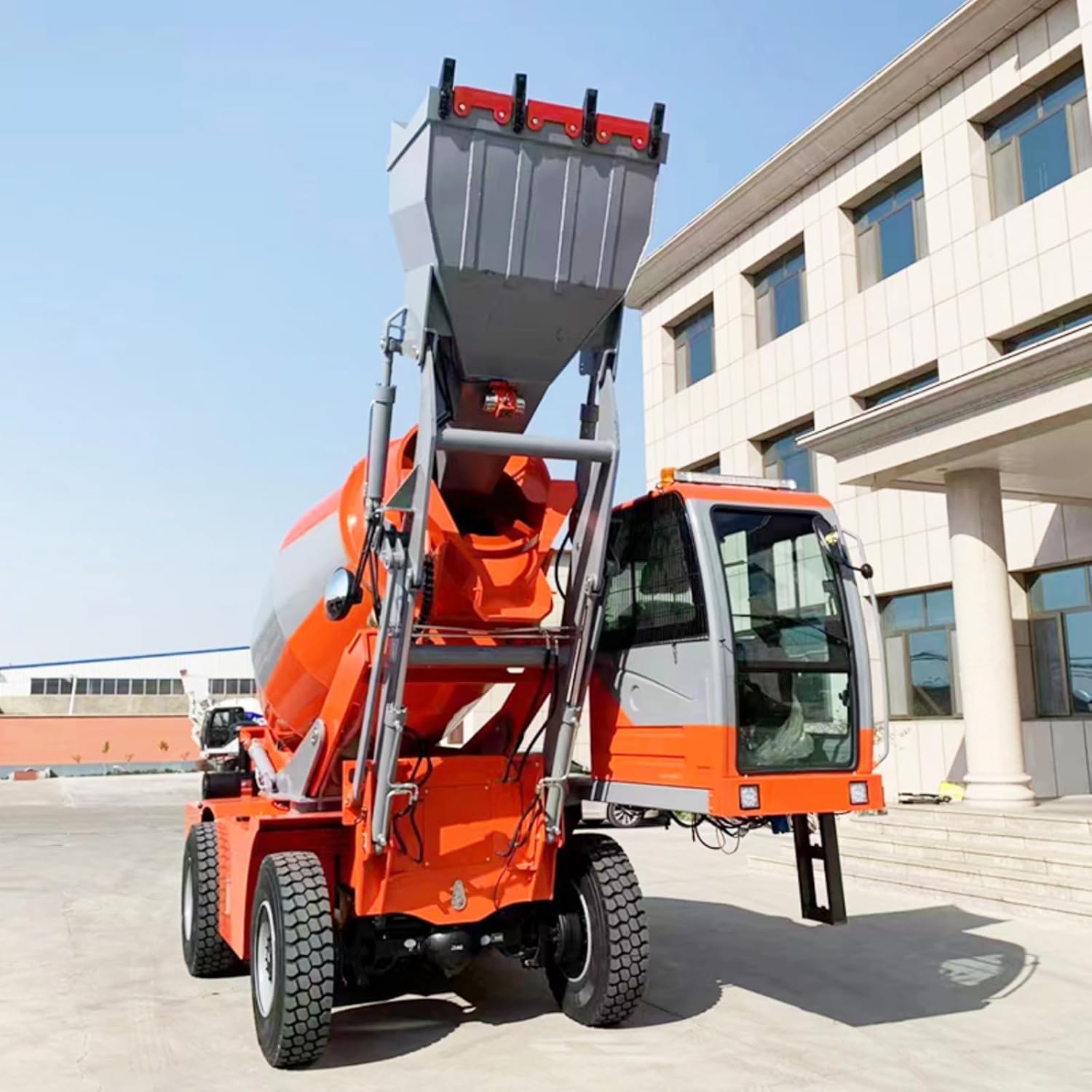 Self Loading Concrete Mixer Truck with Hydraulic System for Heavy Duty Work in Housing and Road Building