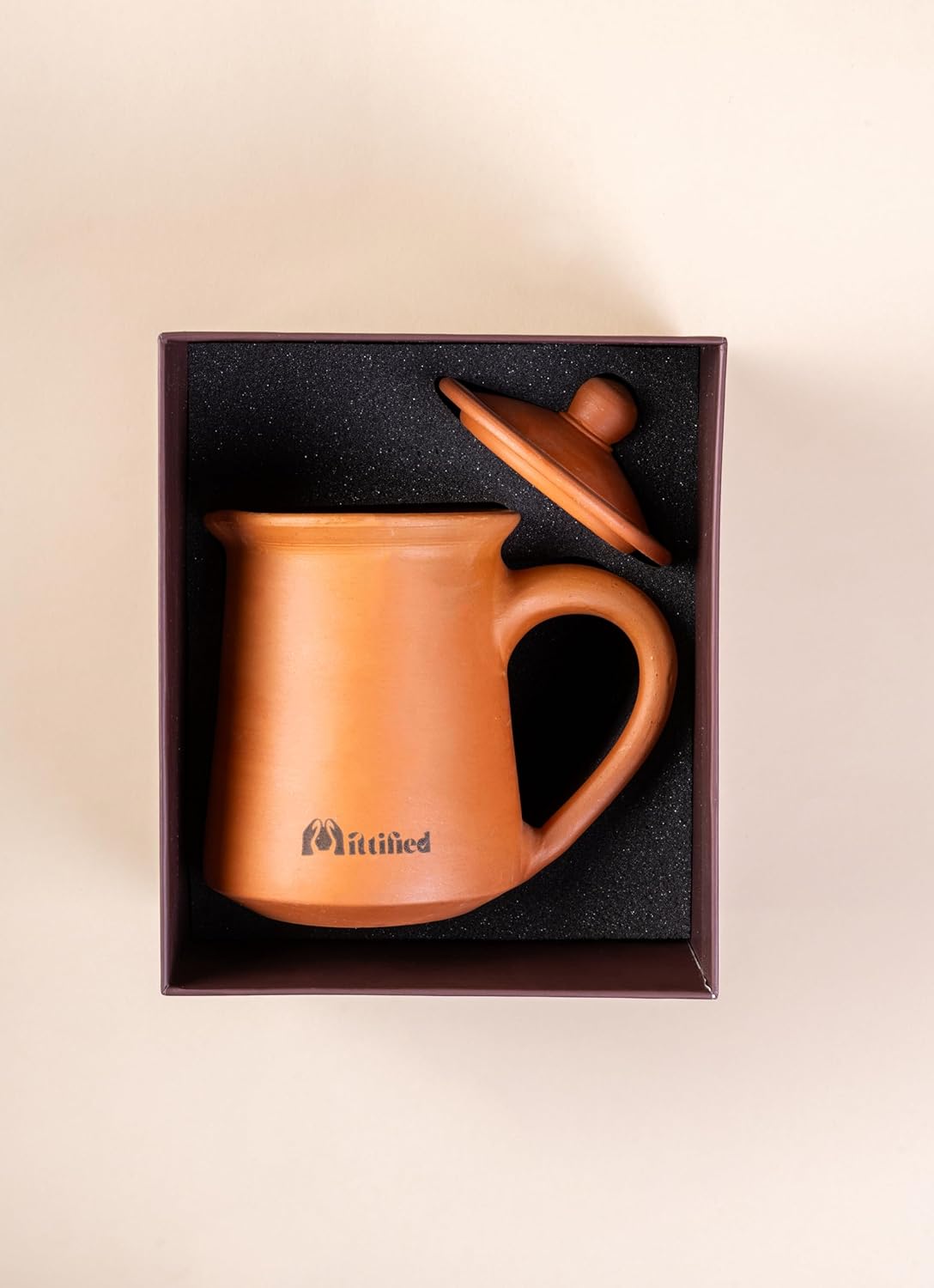 Jhakaas Jug | Clay Water Jug – 600 ML | Mitti Jug with Lid for Serving & Cooling | Handcrafted Earthen Pitcher (Gift Ready Box)