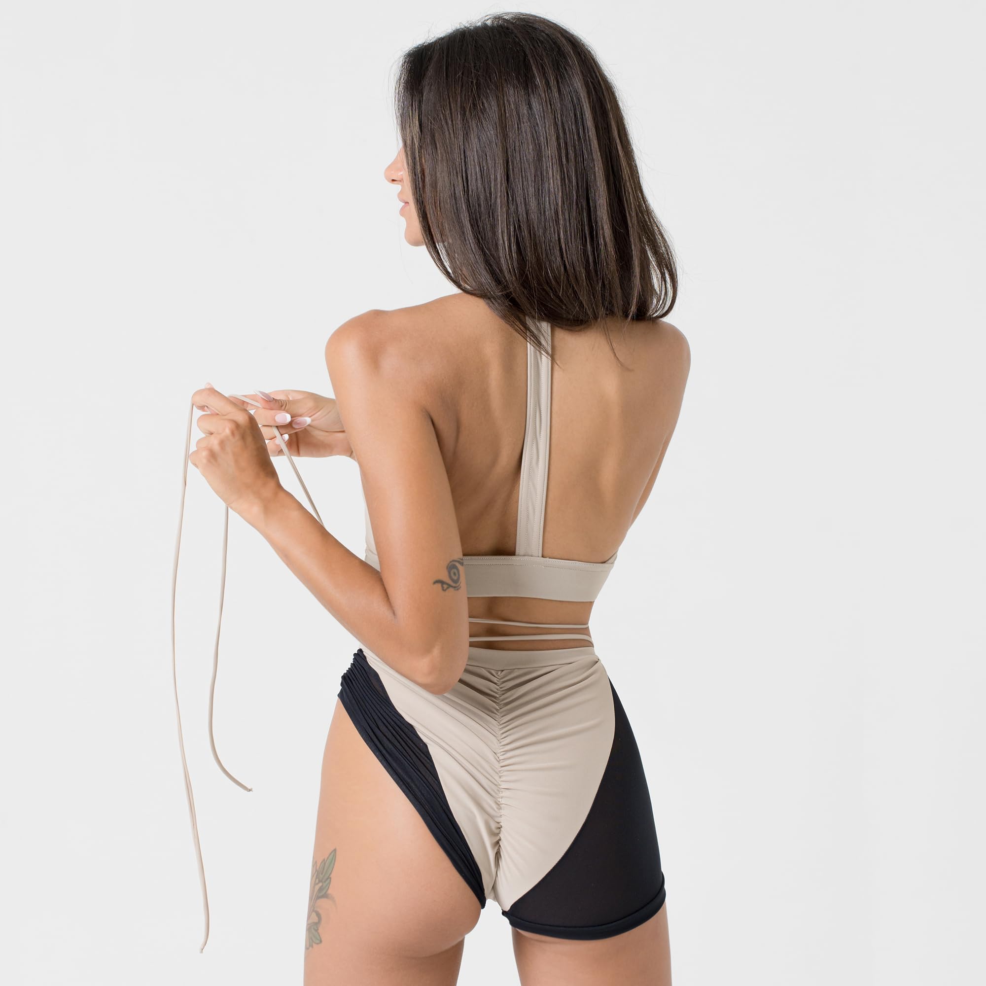Invertika Completo Donna Top e Shorts Unica Pole Dance Sportivo con Retina e Sgambatura Regolabile con Lacci. Made in Italy