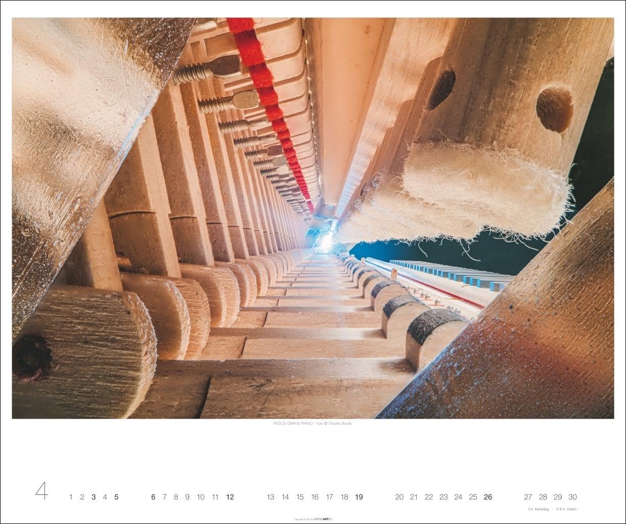 Architecture in Music Kalender 2026 - Musikinstrumente von innen: Charles Brooks‘ Fotokunst in einem großen Wandkalender, der neue Perspektiven eröffnet. Querformat 55 x 46 cm