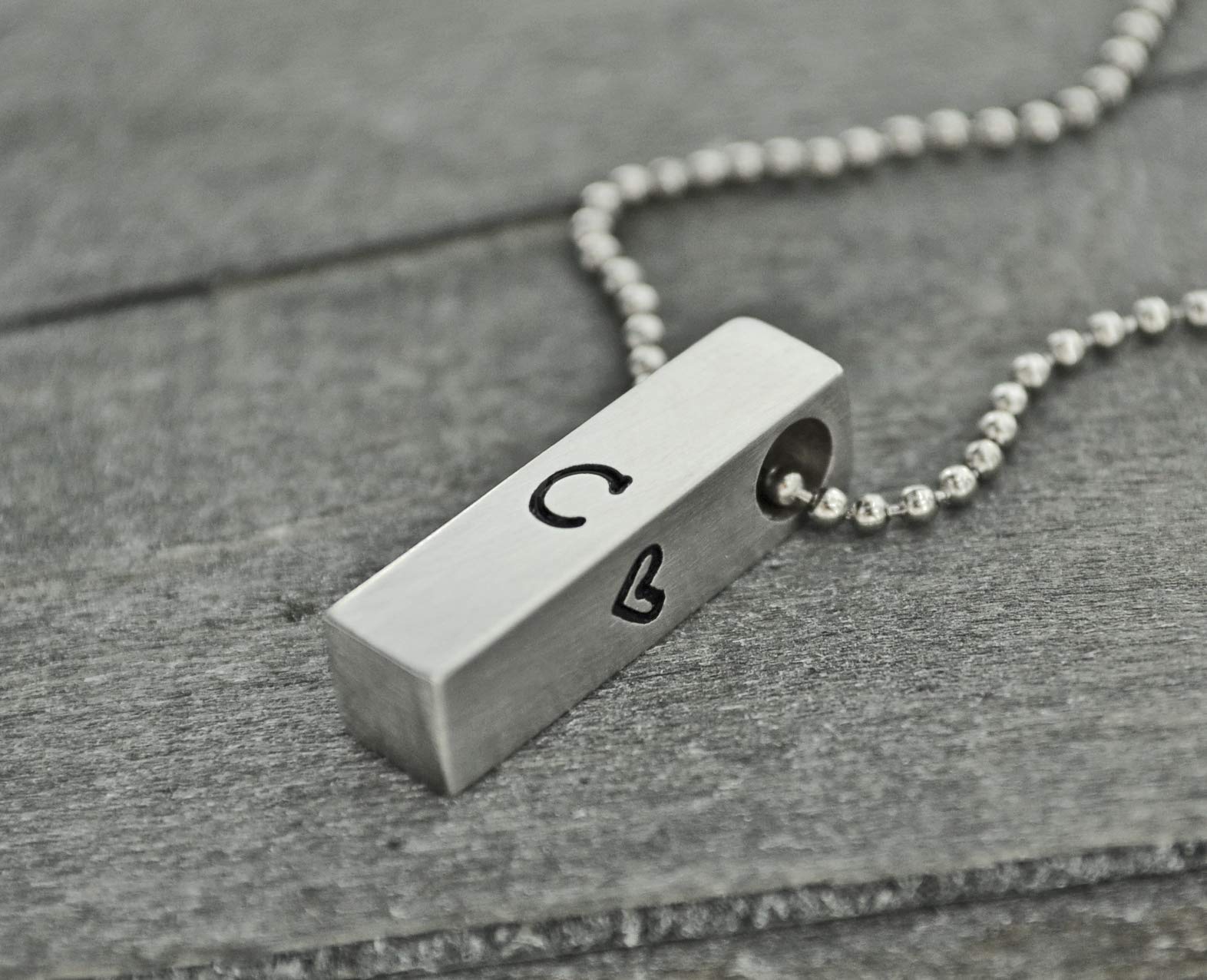 Partnerketten Edelstahl personalisiert – 2er Set Pärchen Kette mit Gravur-Barren & Karabinerverschluss – Individuelle Geschenksidee für Freund Freundin Jahrestag