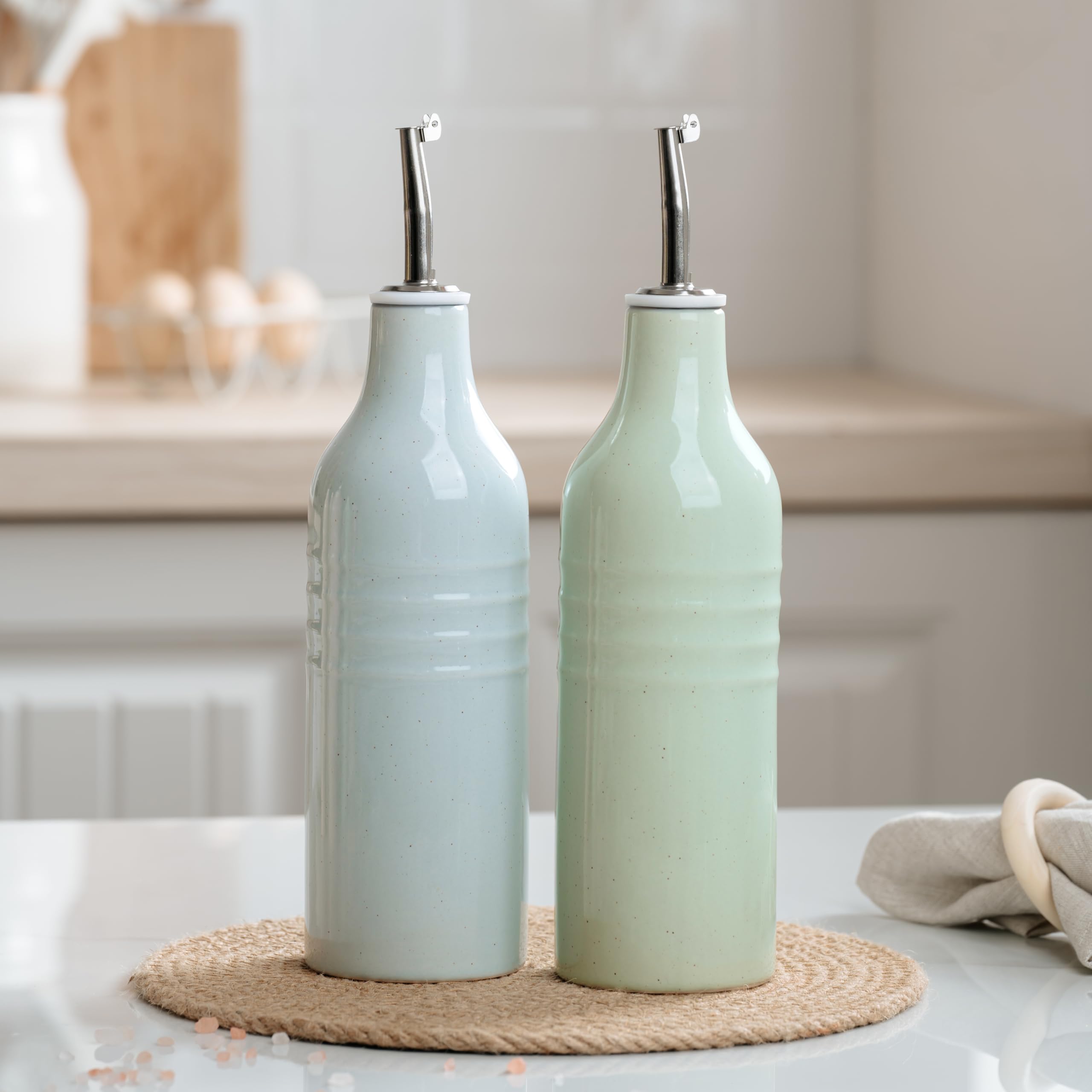 Bouteille d'huile d'olive en céramique pour sublimer vos repas sur la terrasse