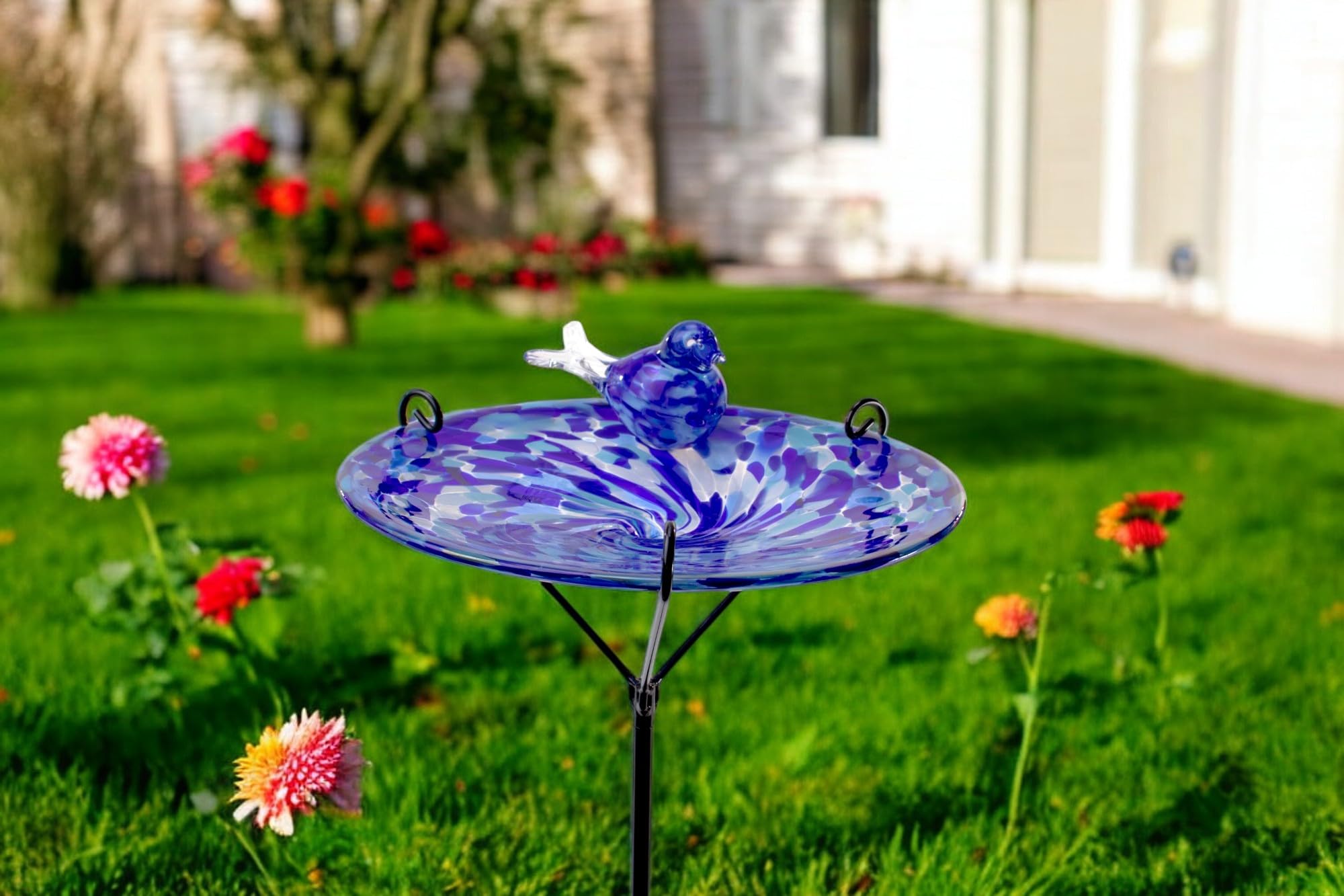 Gartenstecker mit Vogelbad - Blau - Handgefertigtes Glas - Weiß - Vogel auf Stock - Gartendekorationen - Gartenindeco für den Außenbereich - Gartendekor - Tiere für den Außenbereich