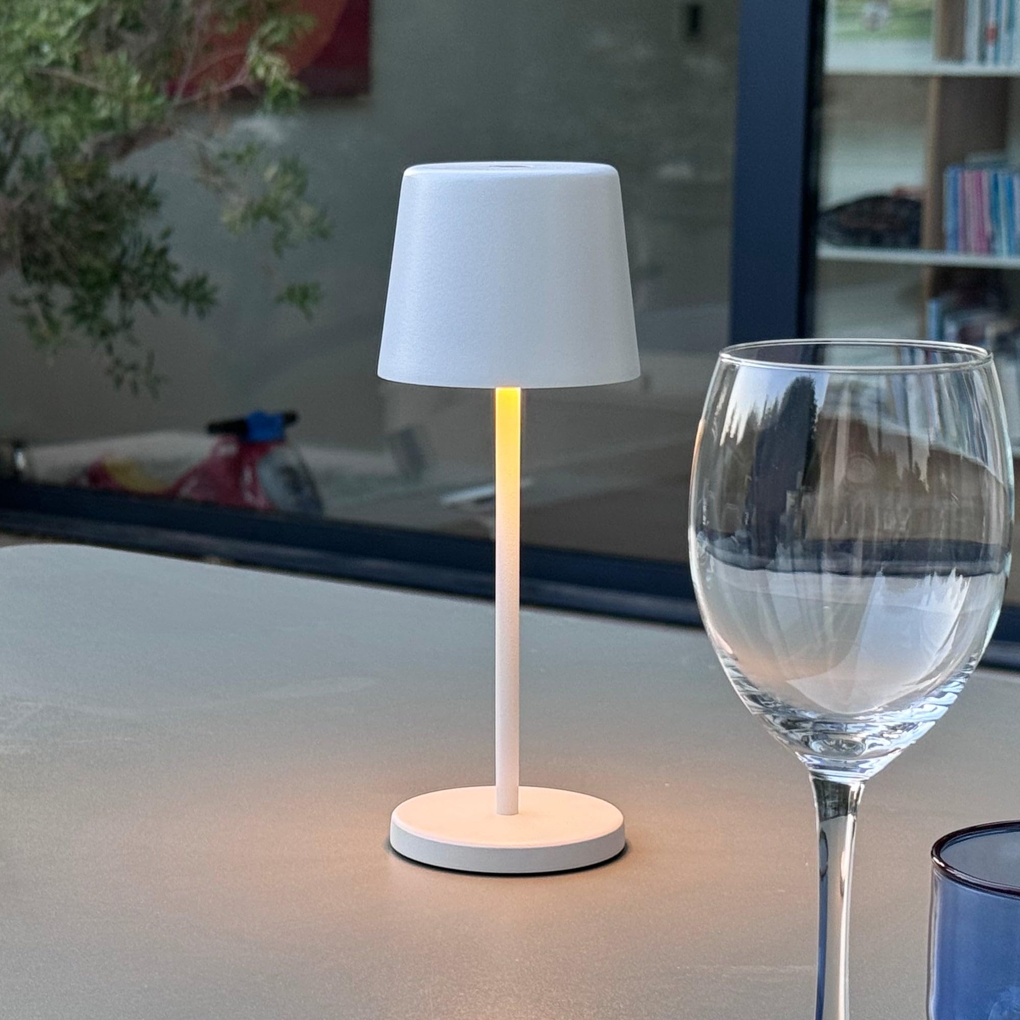Mini lámpara de mesa táctil inalámbrica de aluminio blanco LED MINI WHITE blanco regulable H22cm