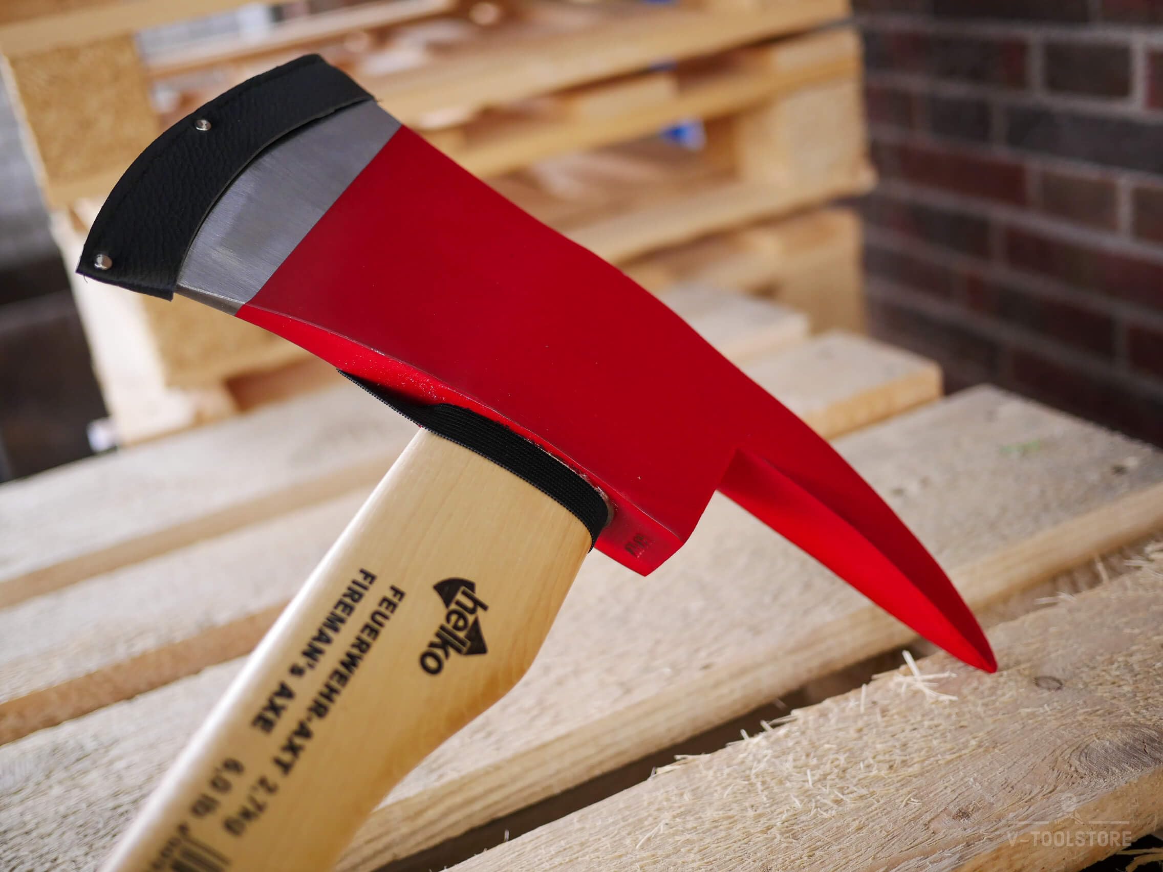 Helko Feuerwehraxt | Internationales Modell | 90 cm | 2,7 kg | Hickory-Stiel | Inklusive Schneidenschutz | Robuste Axt für den professionellen Einsatz