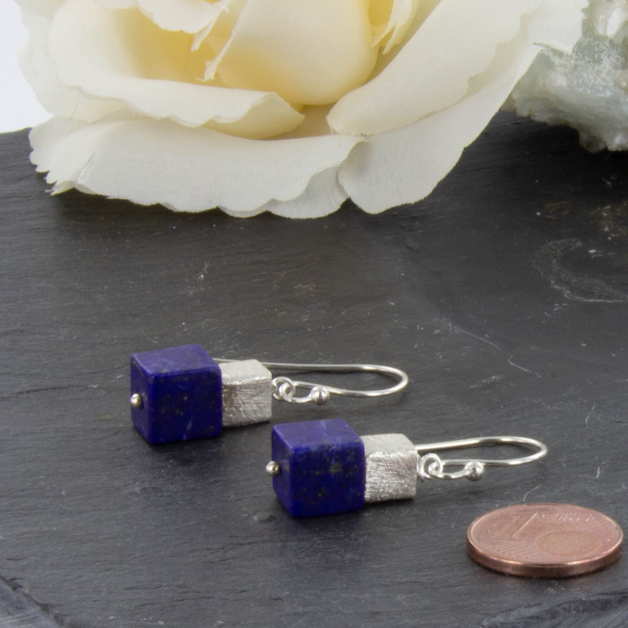 Tief blaue Lapis Lazuli Würfel Ohrhänger mit Silber Würfel mattiert und Fischerhaken Silber