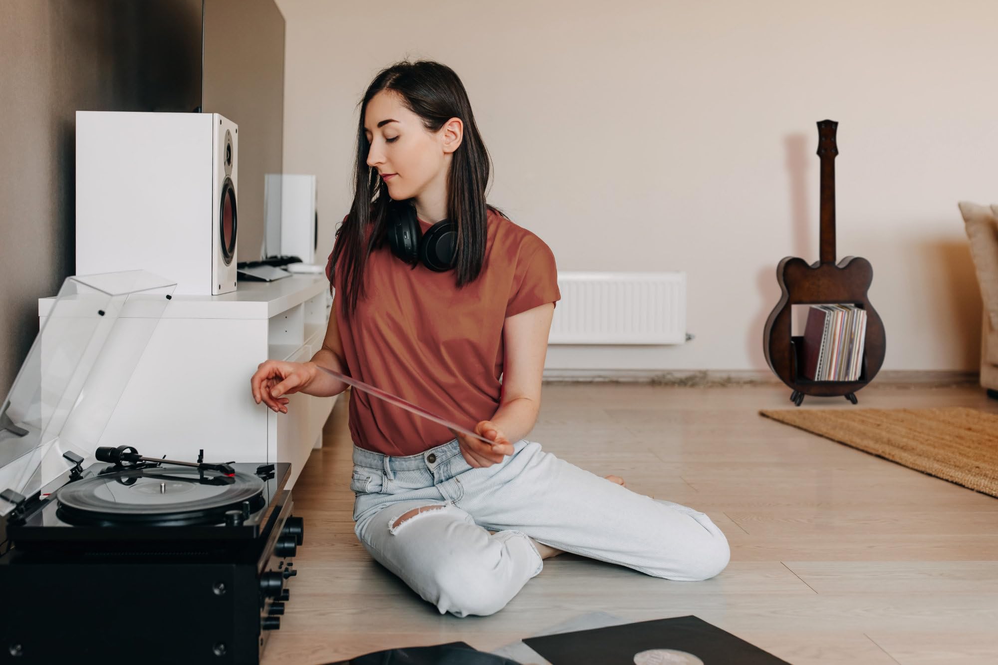 Stagecaptain SR-80 D Scaffale Per Dischi Django Marrone Scuro, 5 cm | Scaffale per conservare fino a 80 LP, Adatto anche per libri e materiale stampato, In legno dal design a chitarra, 5 cm, 0 kg