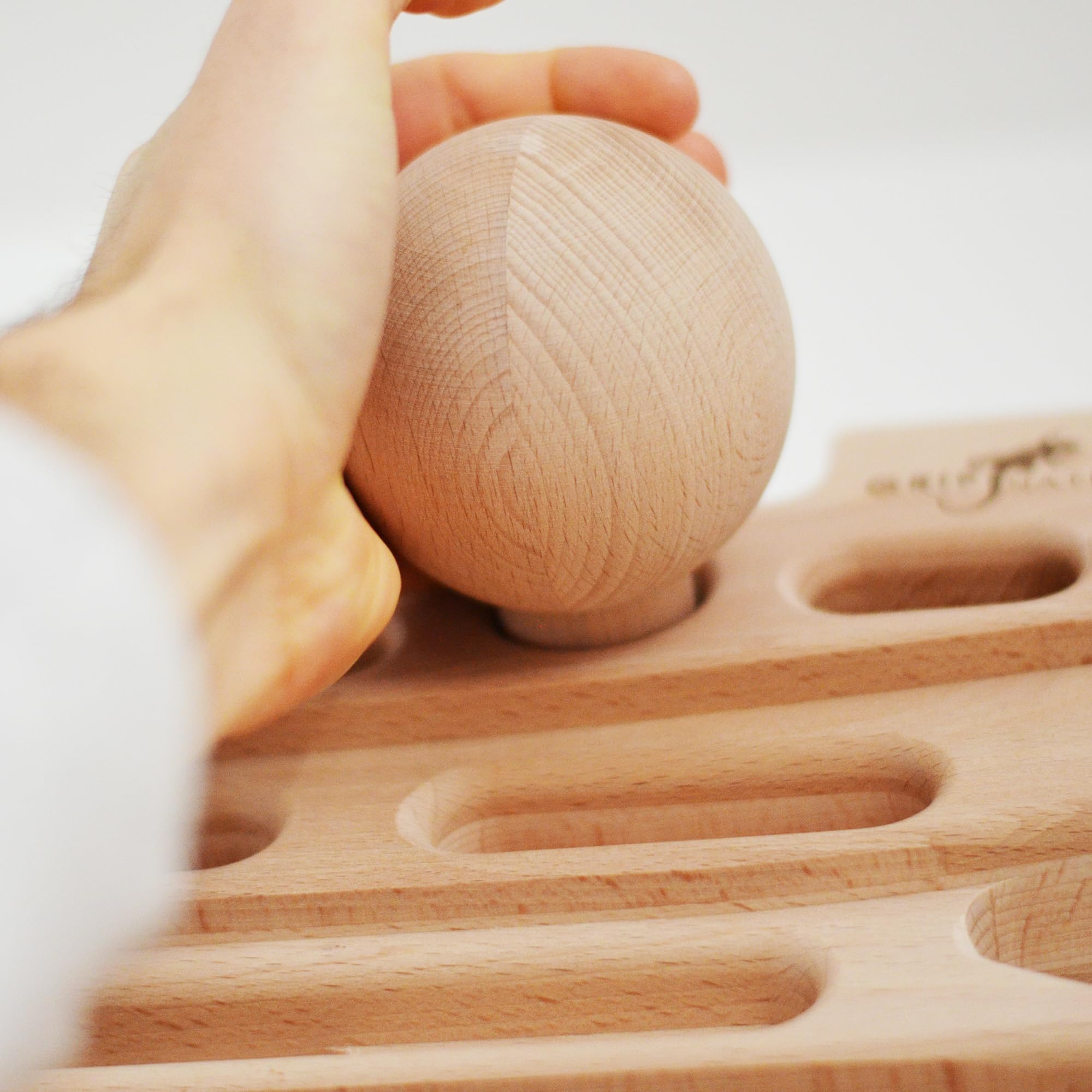 FingerPeg 1.0 Hangboard - Kletterbrett - Fingerboard - Pegboard Griffe - Buchenholz der Klasse A - mit Calisthenics-Stangen für Klimmzüge - einzigartiges Design - 120 kg Tragfähigkeit