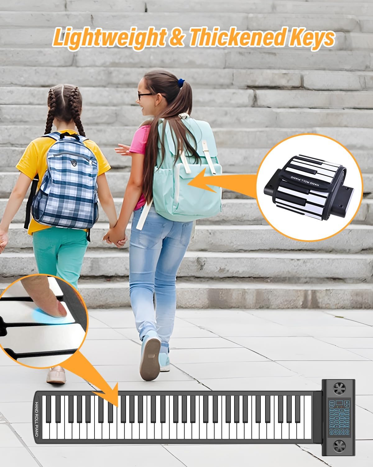 Эки бала рюкзактары менен сейилдеп баратат, бири рюкзакка оролгон пианинону көрсөтүп, портативдикти баса белгилейт.