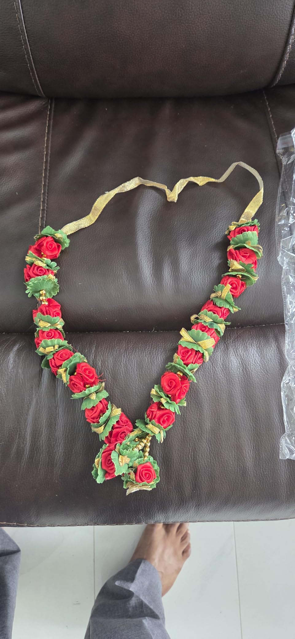 Grande ghirlanda di fiori artificiali rossi e gialli con rose, Haar Mala per idolo, Mala per Dio, Pooja Sringar articoli ornamento per decorazione multiuso (dimensioni: - 40,6 cm
