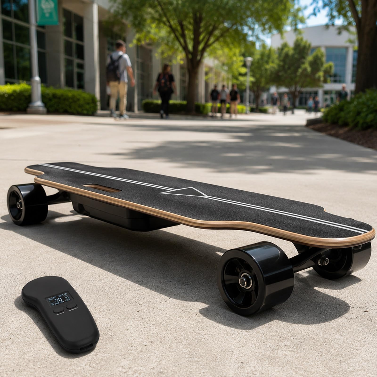 Skateboard électrique avec moteur de 350 W, 4 modes de vitesse, portée de 15 km, pont en érable 7 plis, design léger pour les trajets quotidiens, télécommande, croiseur portable de 5 kg