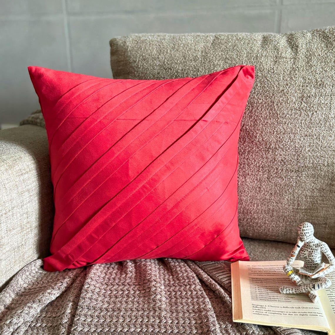 The HomeCentric Rosso 50x50 cm EcoEcopelle Scamosciata Sintetica Federe per cuscini, Pintucks, Strutturato, A Strisce Scamosciato Federa Cuscino, Contemporaneo Tinta Unita - Contemporary Red
