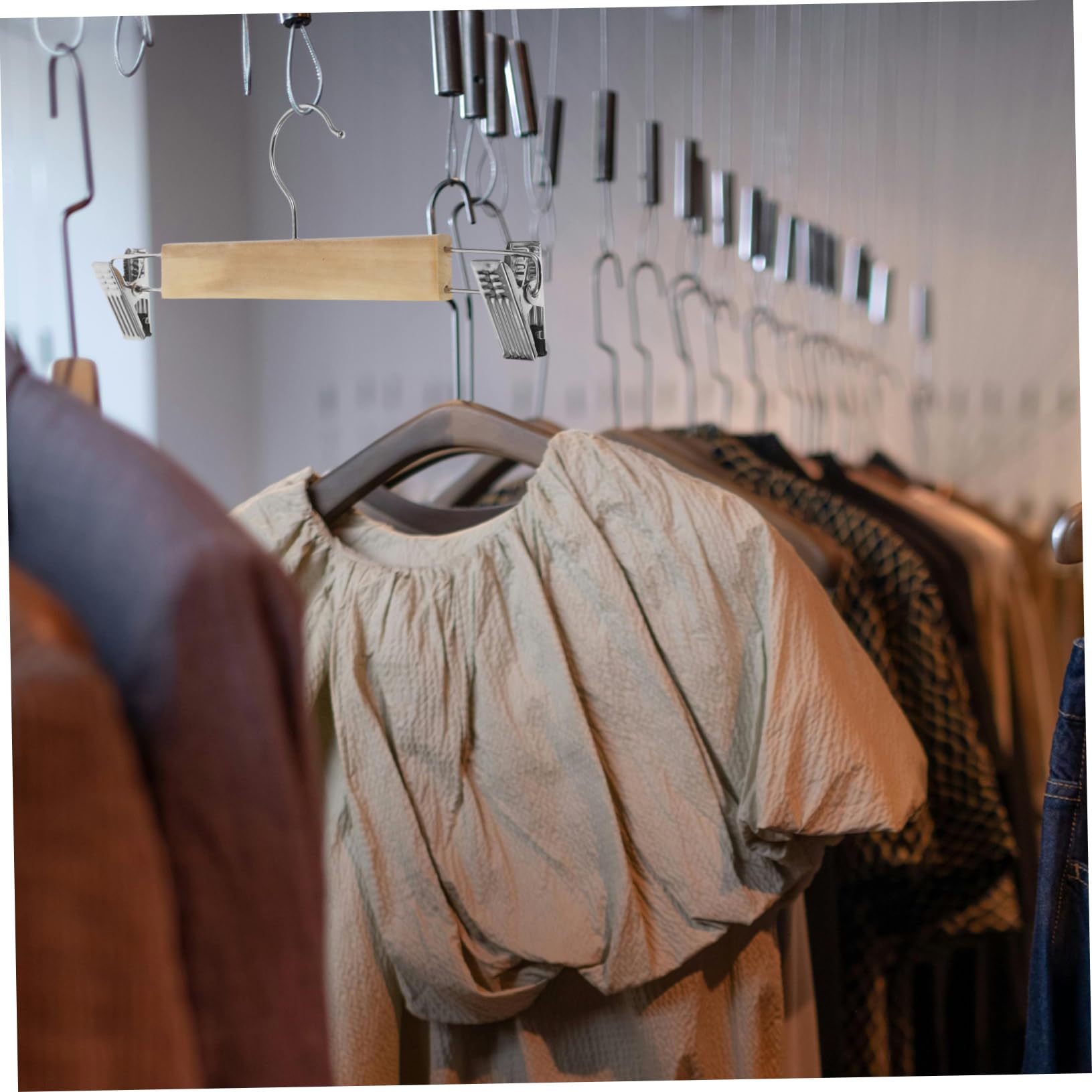 Gatuida Set da 10 Grucce in Legno con Clip in Acciaio Inossidabile per Pantaloni e Gonne, Resistenti e Versatili, per Organizzare Abiti e Leggings in Armadio