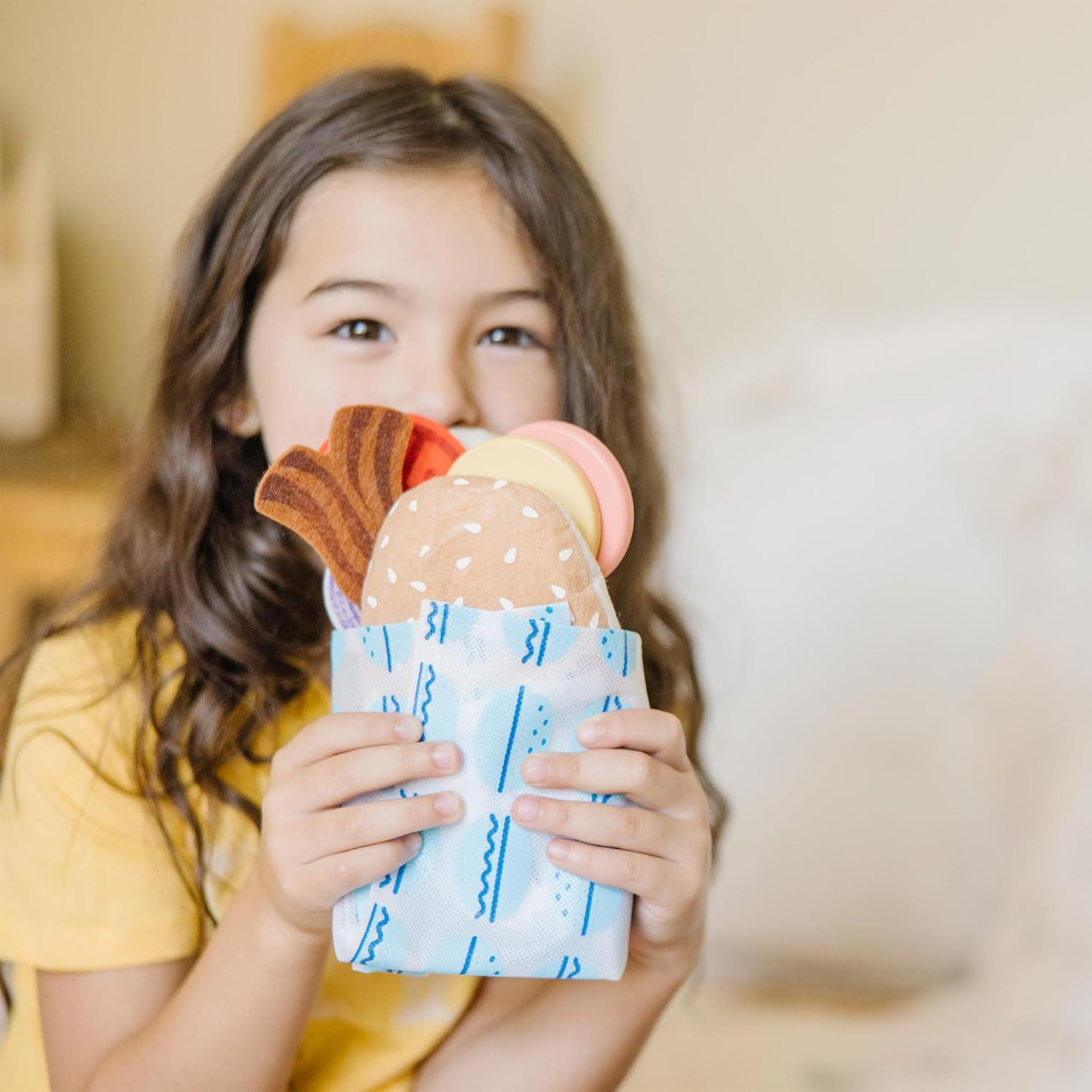 Melissa & Doug Banchetto degli Hamburger - Gioco Educativo in Legno, Cibo Giocattolo, Gioco di Imitazione Montessori, Gioco Creativo, Regalo per Bambini e Bambine, 3+ Anni - Certificati FSC