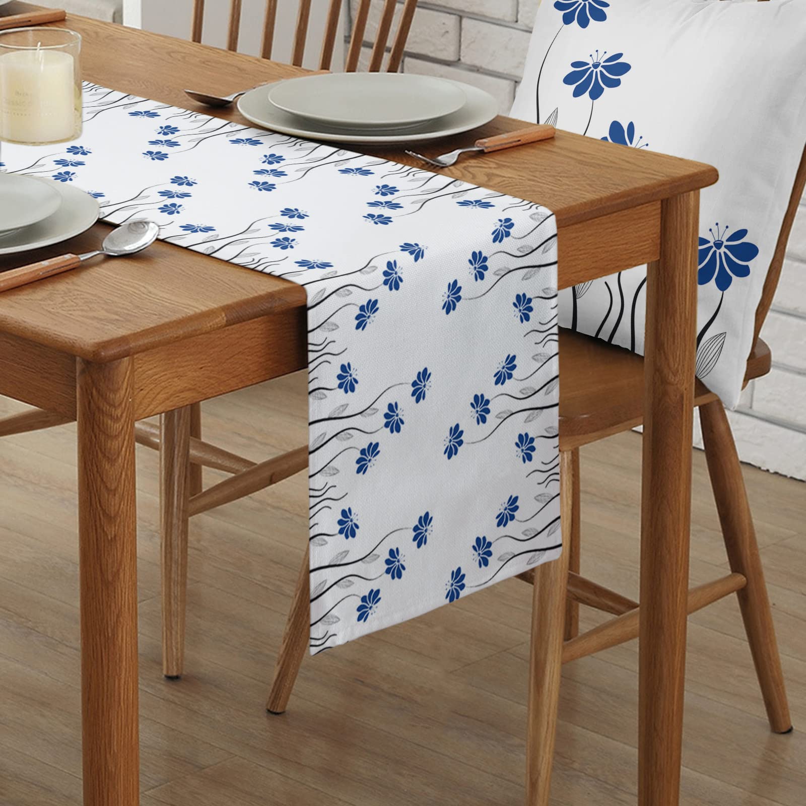 ネイビーブルーの花柄テーブルランナー ネイビーブルーの花柄テーブル