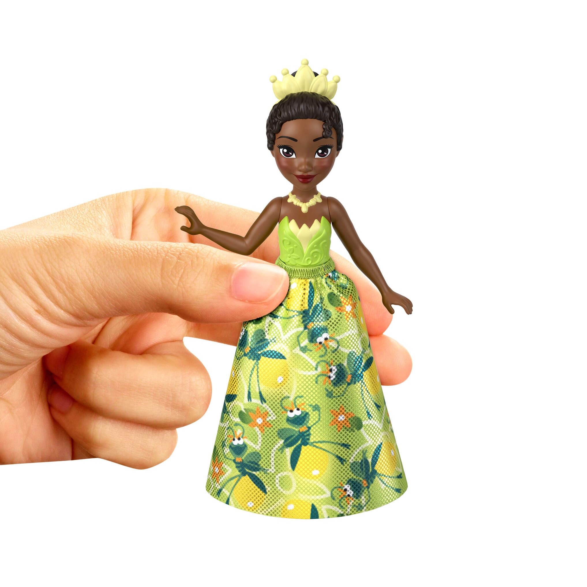 Mattel Disney Princesas y amigos Conjunto de juego con cinco muñecas pequeñas articuladas con faldas o pantalones extraíbles y cinco figuras de amigos, inspiradas en las películas de Disney, JBL33
