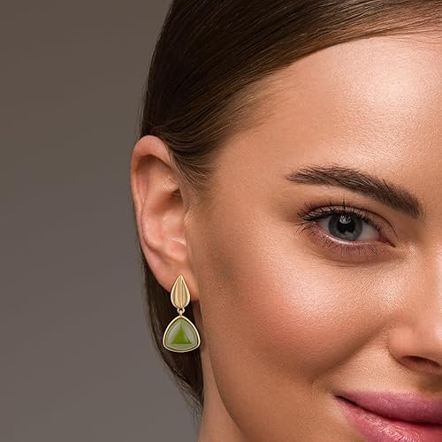 Miniatura 3 de Aretes de jade verde natural chapados en oro, elegantes aretes triangulares con piedra natal con hoja chapada en oro, aretes de tuerca para mujer,