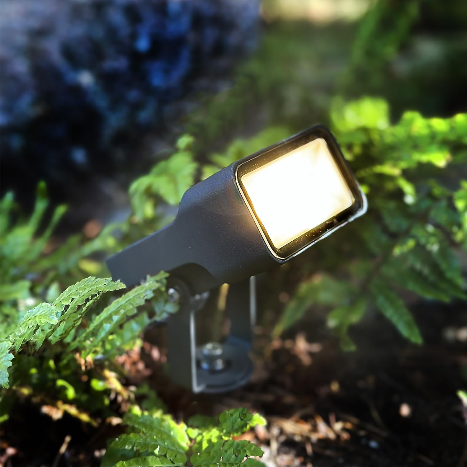 LightsOn Stella Oświetlenie ogrodowe LED Plug & Play: system 12 V, 560 lumenów, ciepłe białe światło. Stałe źródło światła i szeroka dystrybucja, łatwe w instalacji i rozbudowie, dla dużych drzew i