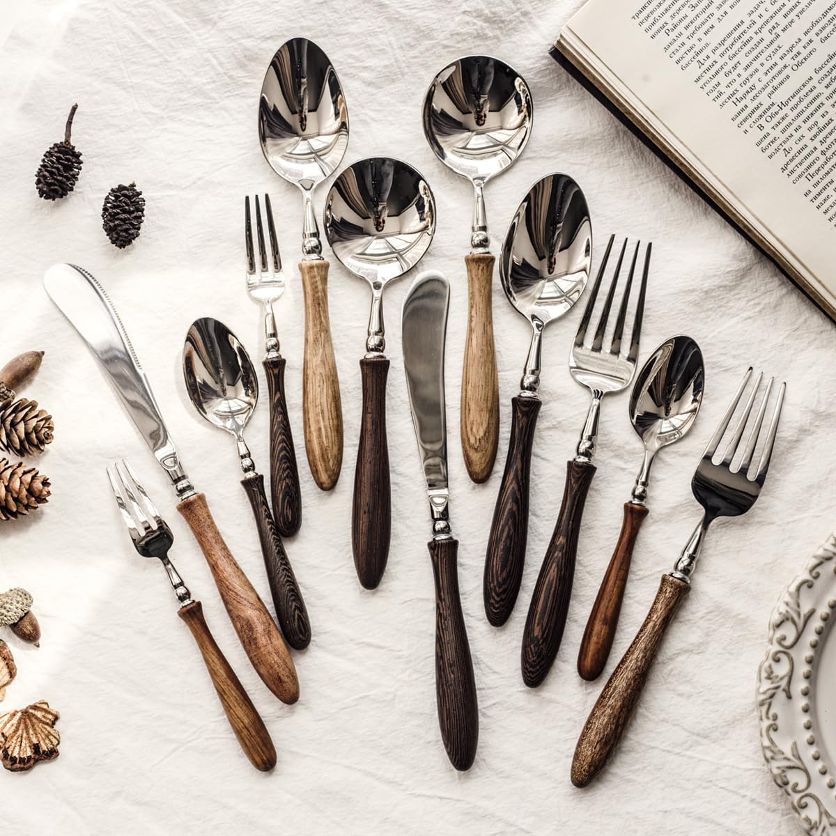 Ce Service de Couverts 40 pièces pour 8 Personnes, avec Manche en Bois de qualité supérieure et 18 Couverts en Acier Inoxydable, Comprend Fourchette, Couteau et cuillère. Coffret Cadeau idéa