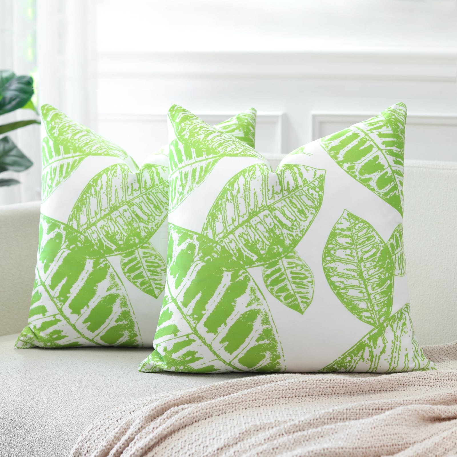 Sungeek Pack of 2 Leaf Print Decorative Cushion Covers Soft Pillow Covers with Invisible Zipper Square Throw Pillow Cases for Sofa Bed Patio Farmhouse Outdoor (Green, 45x45 cm)