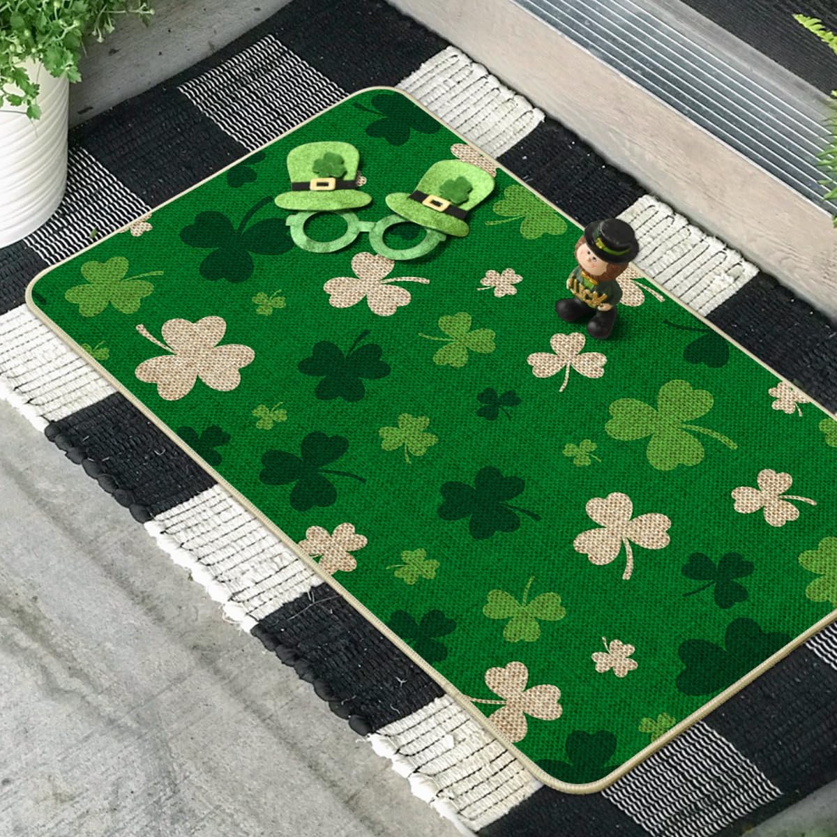 Artoid Mode Green Cute Shamrock St. Patrick's Day Doormat, Home Decor Low-Profile Switch Rug Door Mat Floor Mat for Indoor Outdoor 17x29 Inch