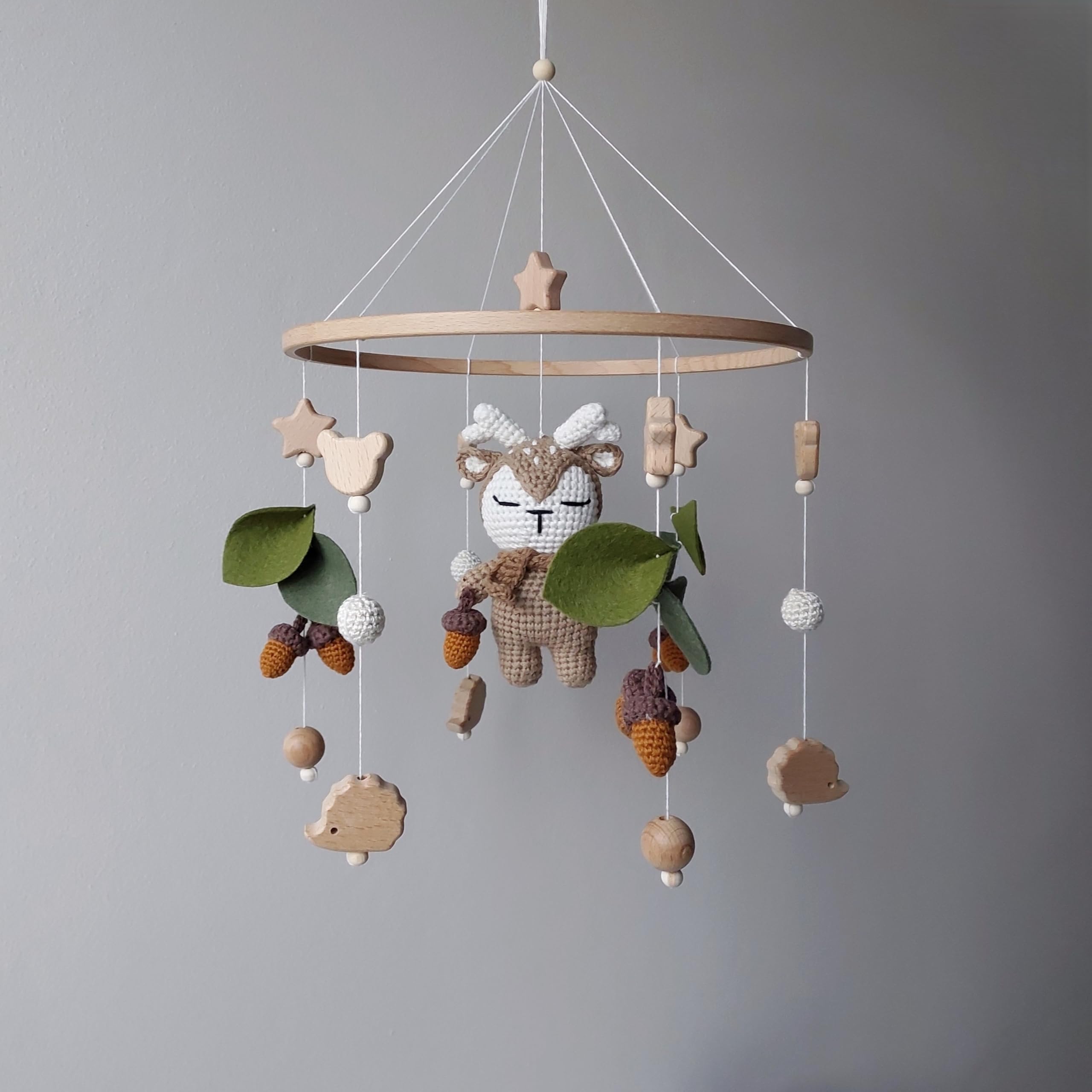 Mobile per bambini fatta a mano con cervo all'uncinetto, decorazione per la cameretta dei bambini, con perline di legno, fogli di feltro e ghiande – Culla naturale – Regalo neonato