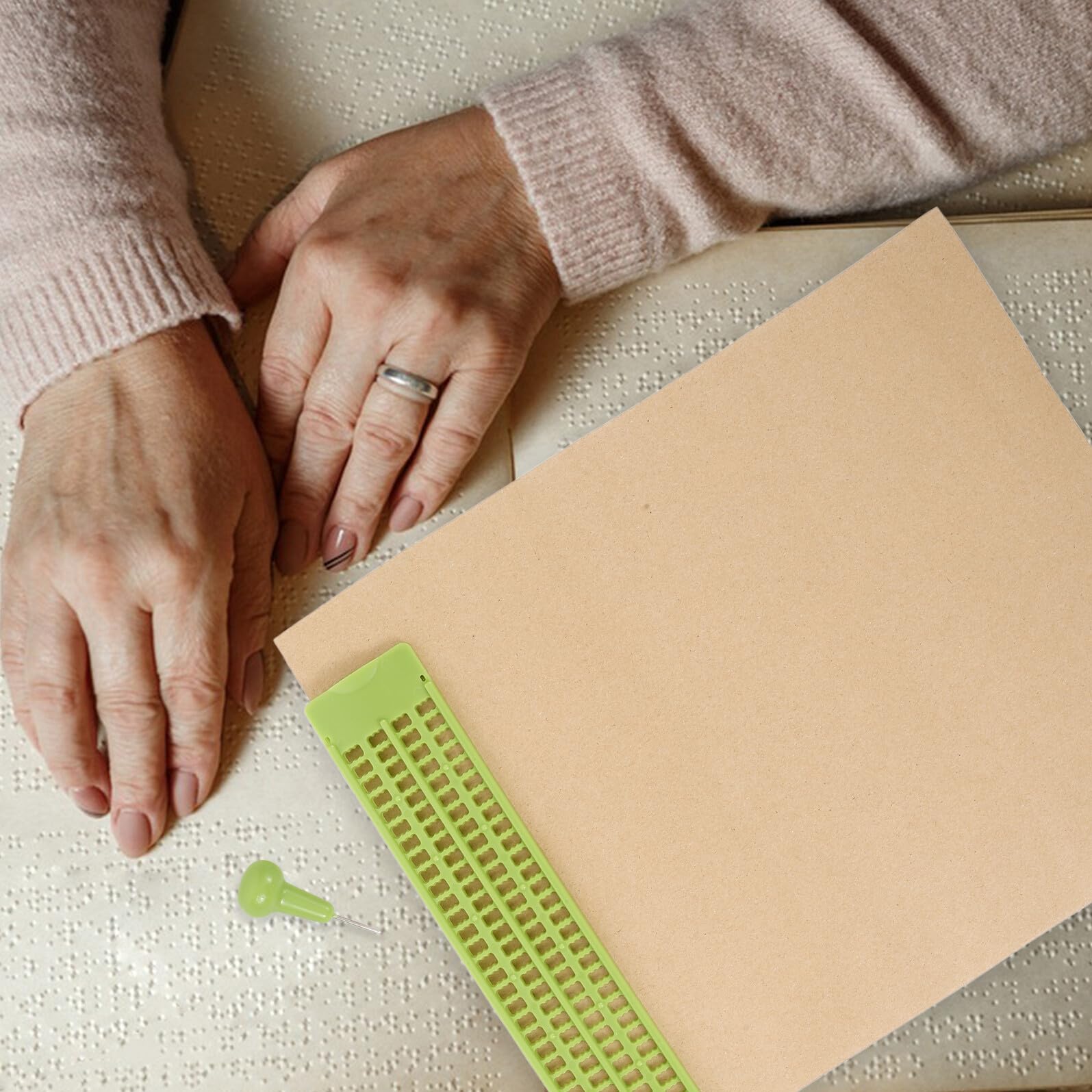 Mikikit Pizarra Braille de Plástico Ligera 4 Líneas 28 Celdas Lápiz y 20 Hojas de Papel para Escribir Braille, Suministros para Personas Ciegas, Adecuado para Aprendizaje y Uso Escolar