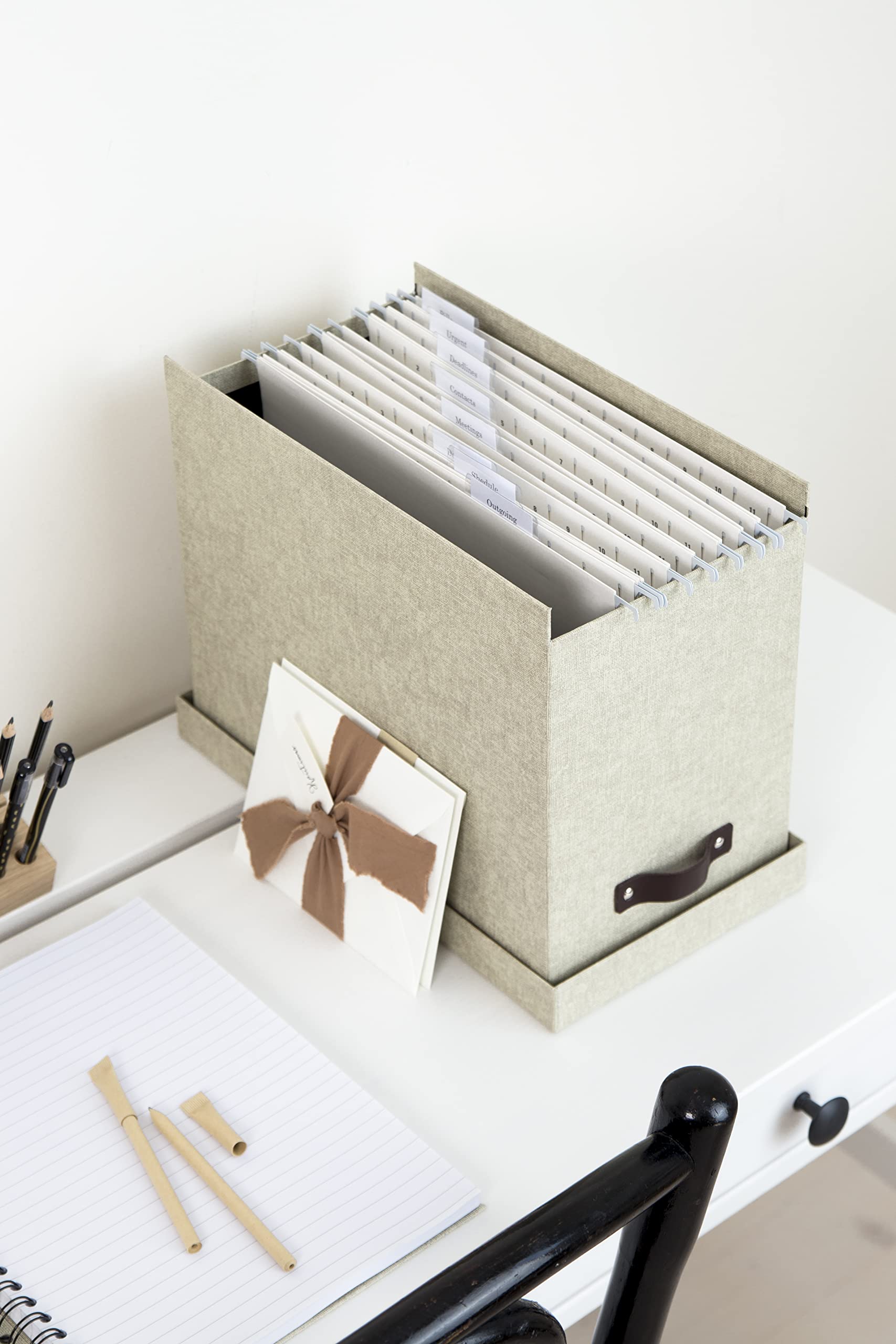 Bigso Box of Sweden Caja archivadora con tapa – Elegante organizador de documentos con 8 carpetas colgantes – Caja clasificadora de tablero de fibras y papel con elegante aspecto de lino – beige