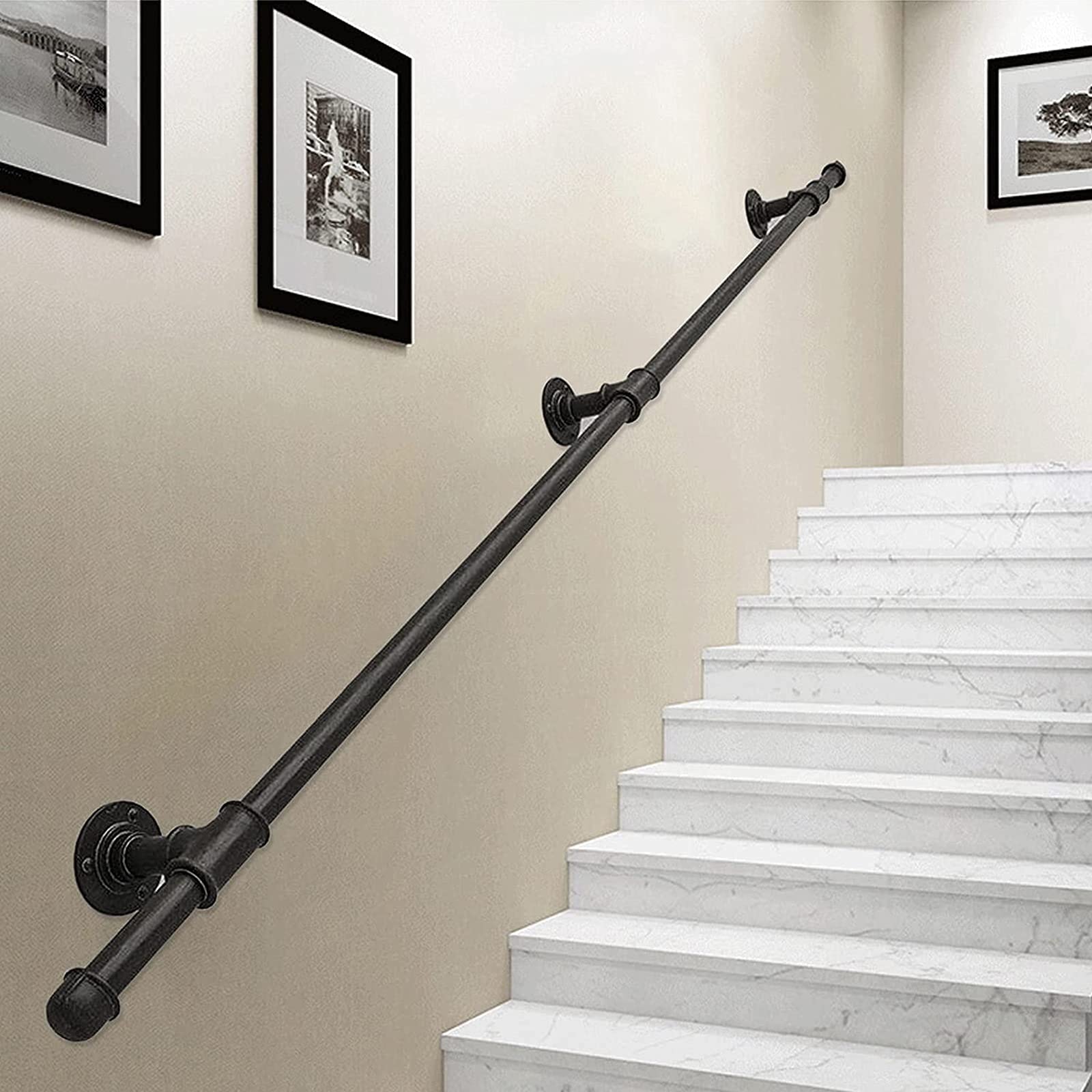 Garde-corps d'escalier en métal forgé au design industriel