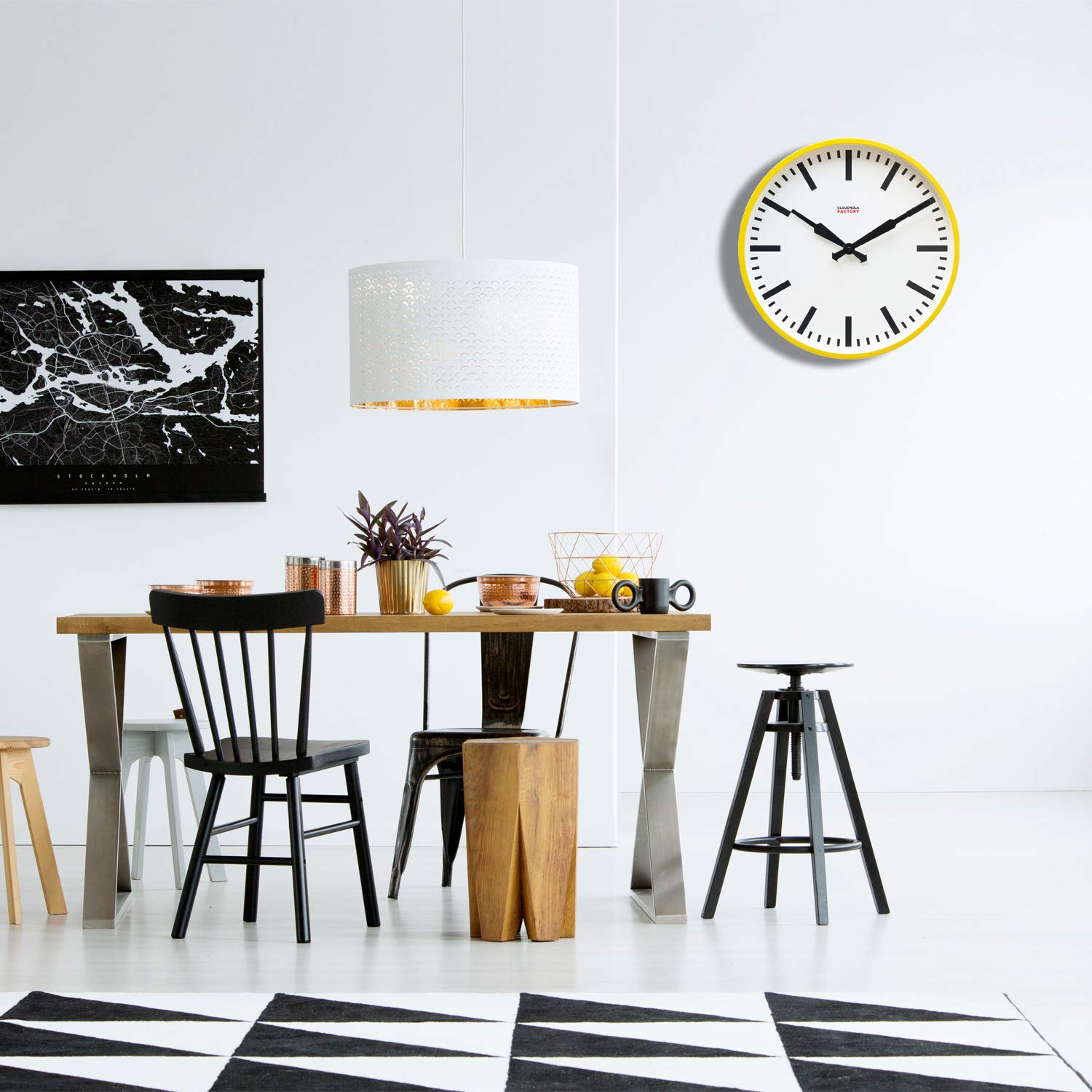 Cloudnola - Reloj de Metal, Estilo Industrial, Reloj de Pared con diseño contemporáneo, Movimiento de Cuarzo silencioso, Amarillo y Negro sin números