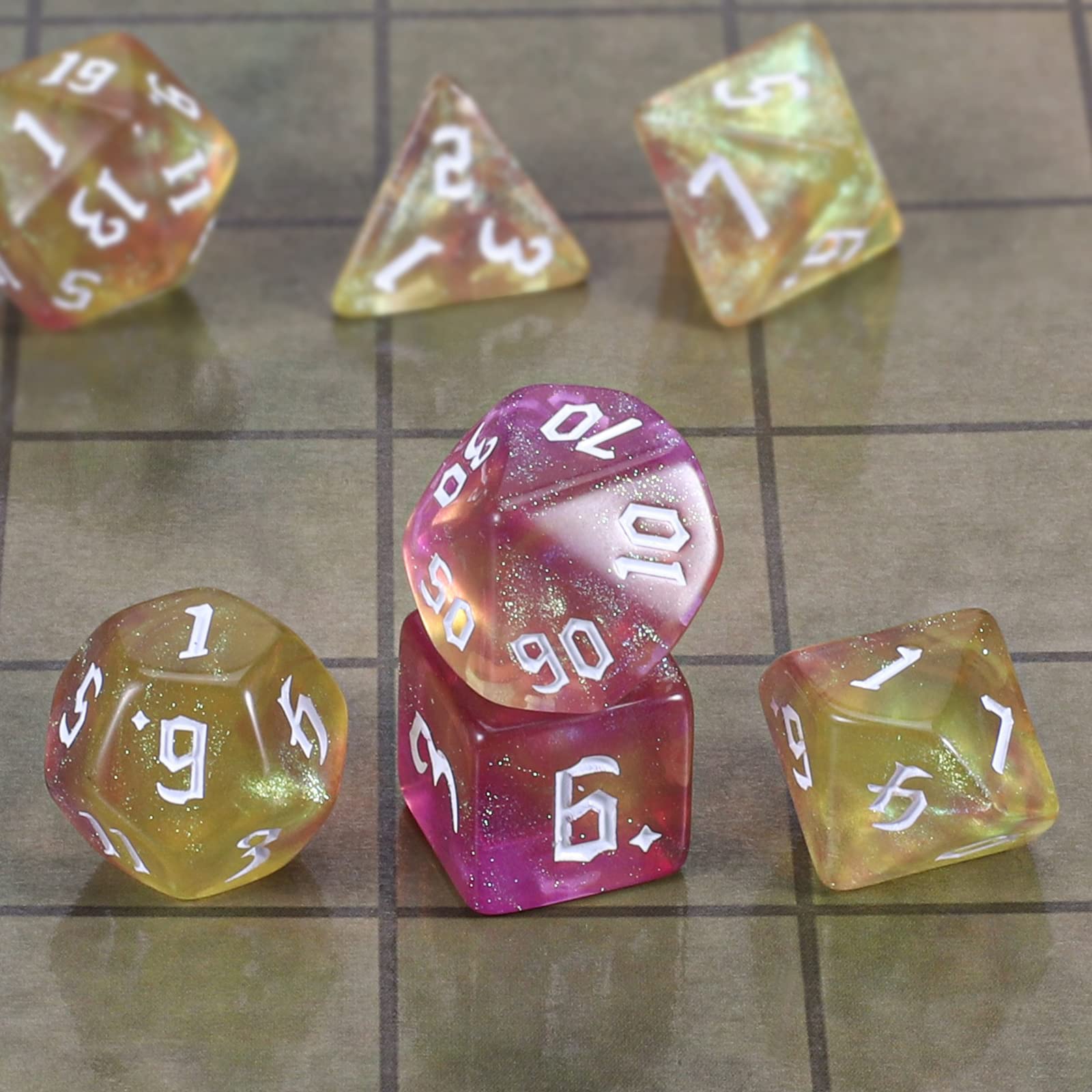 QMAY Juego de dados DND Dados Poliédricos - 7 piezas para Dungeon y Dragons MTG RPG D&D D20, D12, D10, D%, D8, D6, D4 (amarillo mezclado con púrpura + brillo)